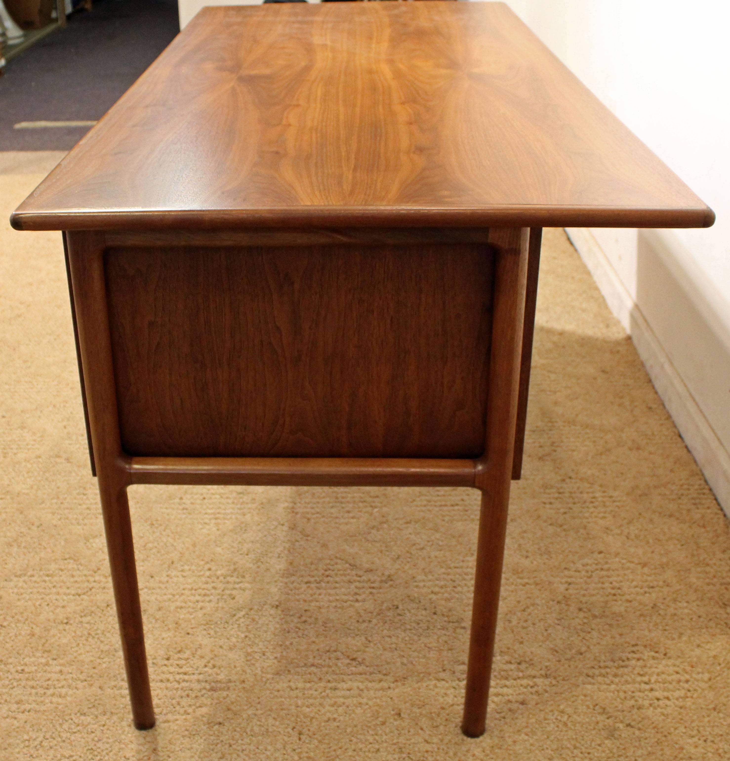 Danish Modern Arne Vodder Style Teak Desk In Excellent Condition In Wilmington, DE