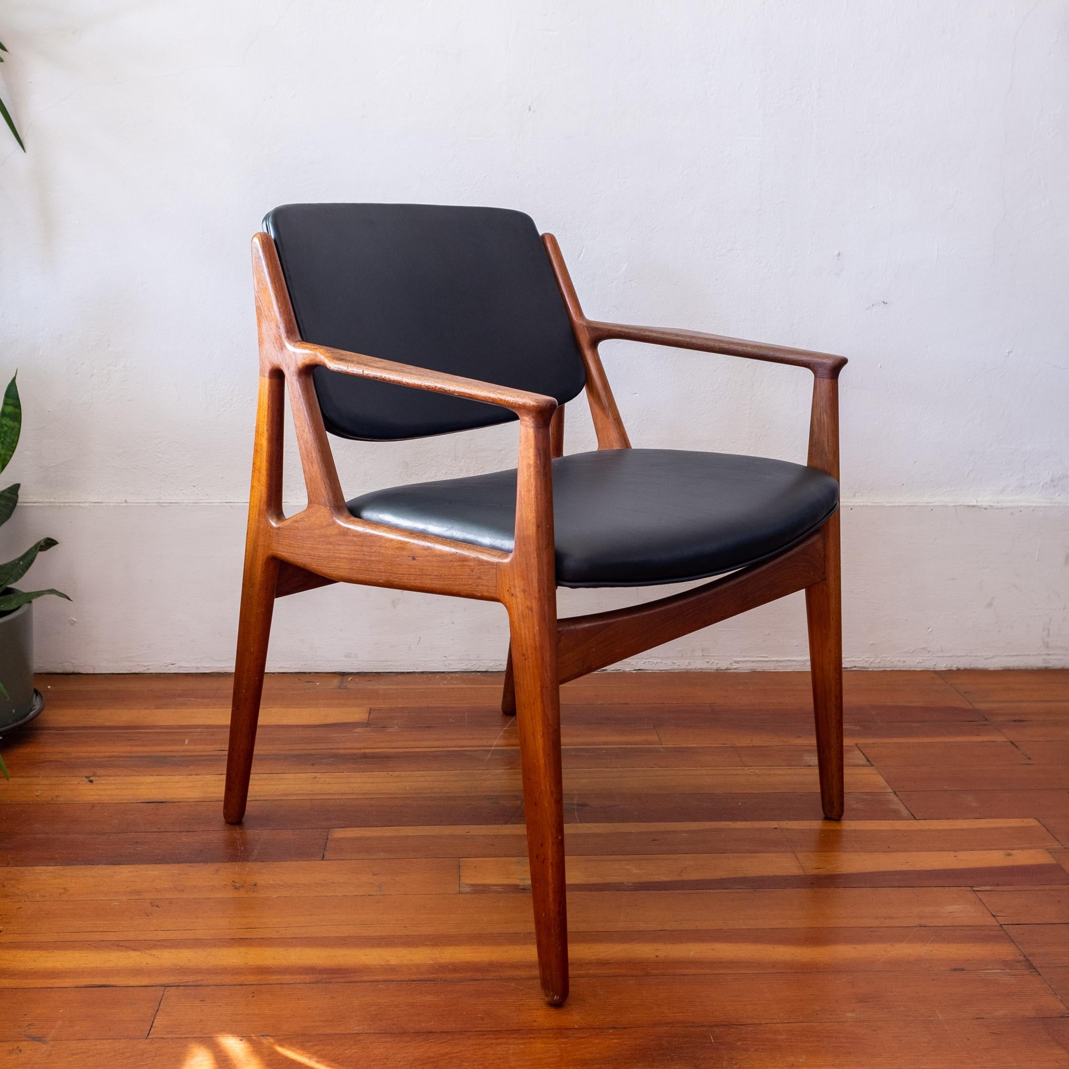 Arne Vodder Vamo Ella teak arm chair. Architectural teak frame and swivel back. Denmark, 1960s.