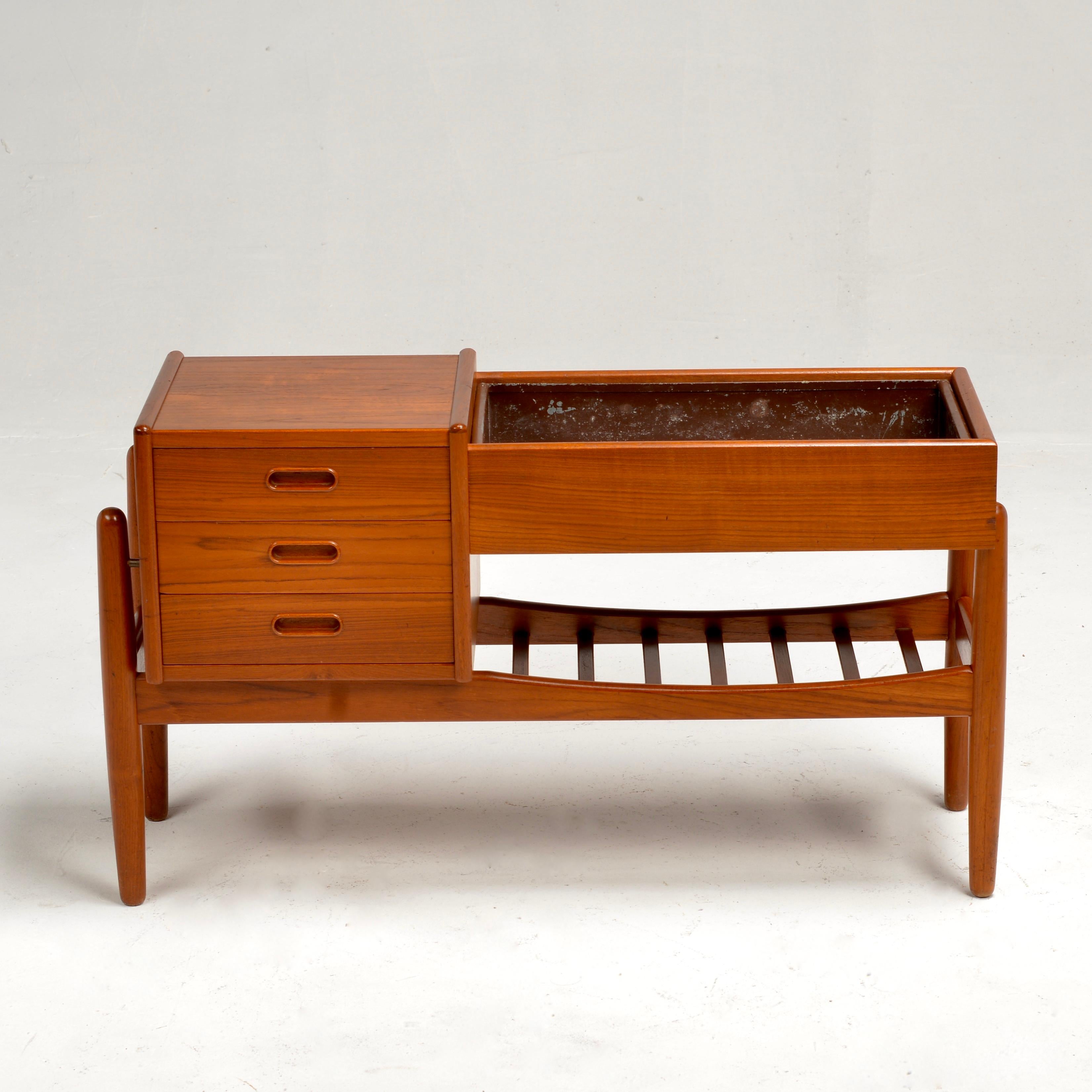 Meuble d'entrée et jardinière en teck par Arne Wahl Iversen, circa 1962. Modèle no. 36 par Vamo Danemark. Excellent état d'origine vintage, magnifique détail des jambes avec des accents en laiton. La conception de la boîte à 3 tiroirs en fait une