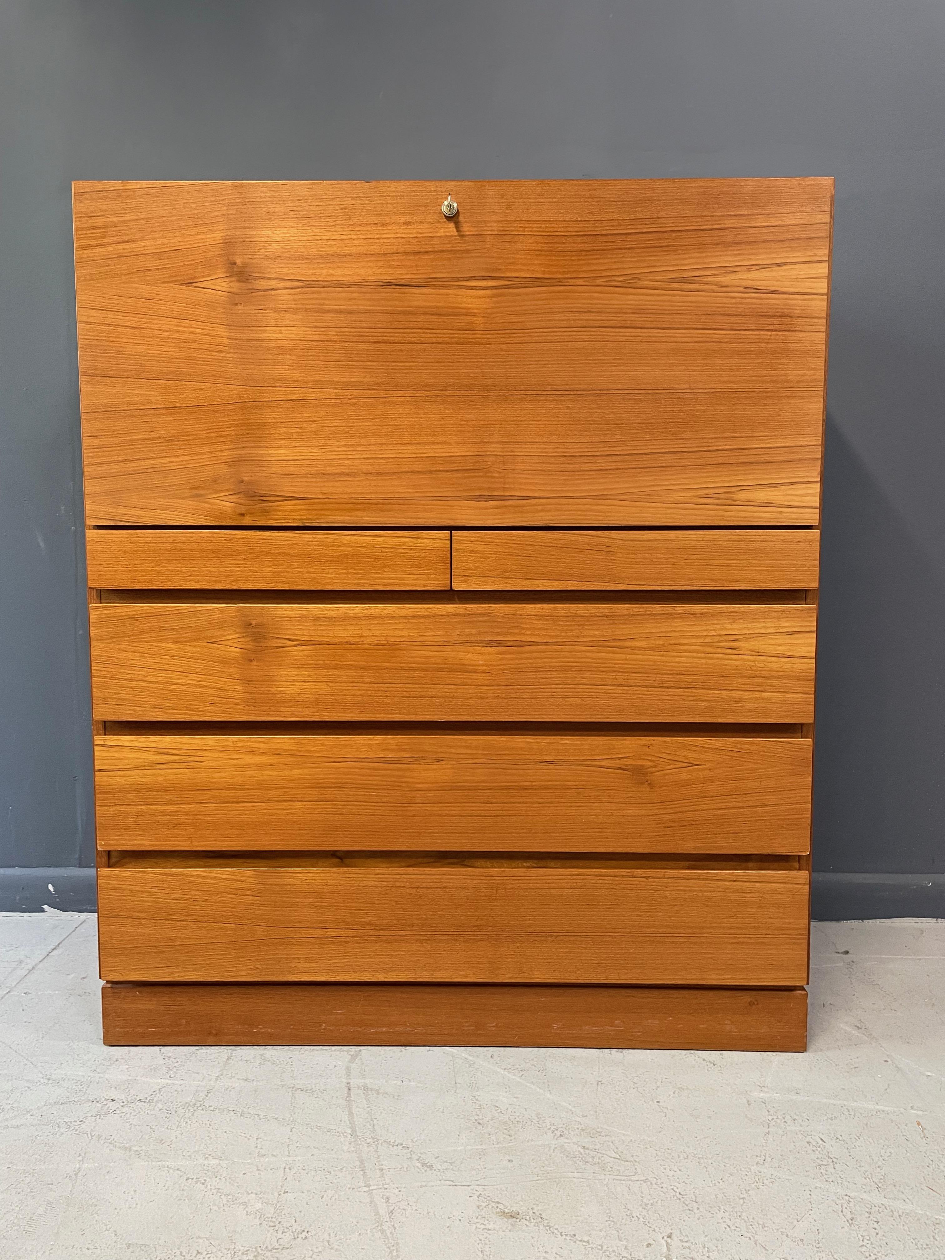 Danish Modern Arne Wahl Iversen Tall Teak Desk with Four Drawers Mid Century In Good Condition For Sale In Philadelphia, PA