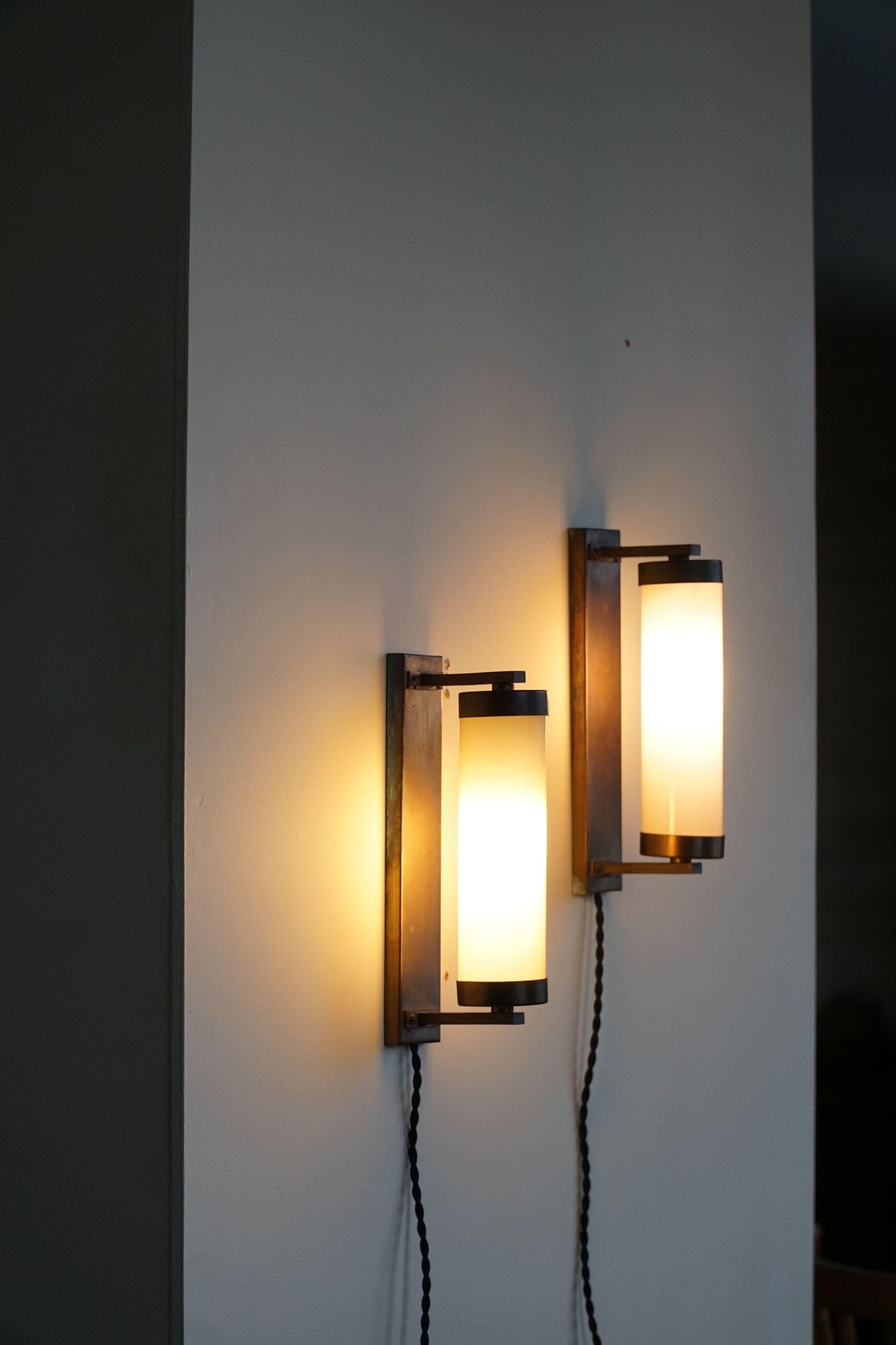 A rare pair of exclusive Art Deco wall lights in copper & glass. Made in Denmark, ca 1920s. Reminds us of some early work from Louis Poulsen.

The pair is nicely patinated and gives a really comfortable light.

Great lines and a fine quality,