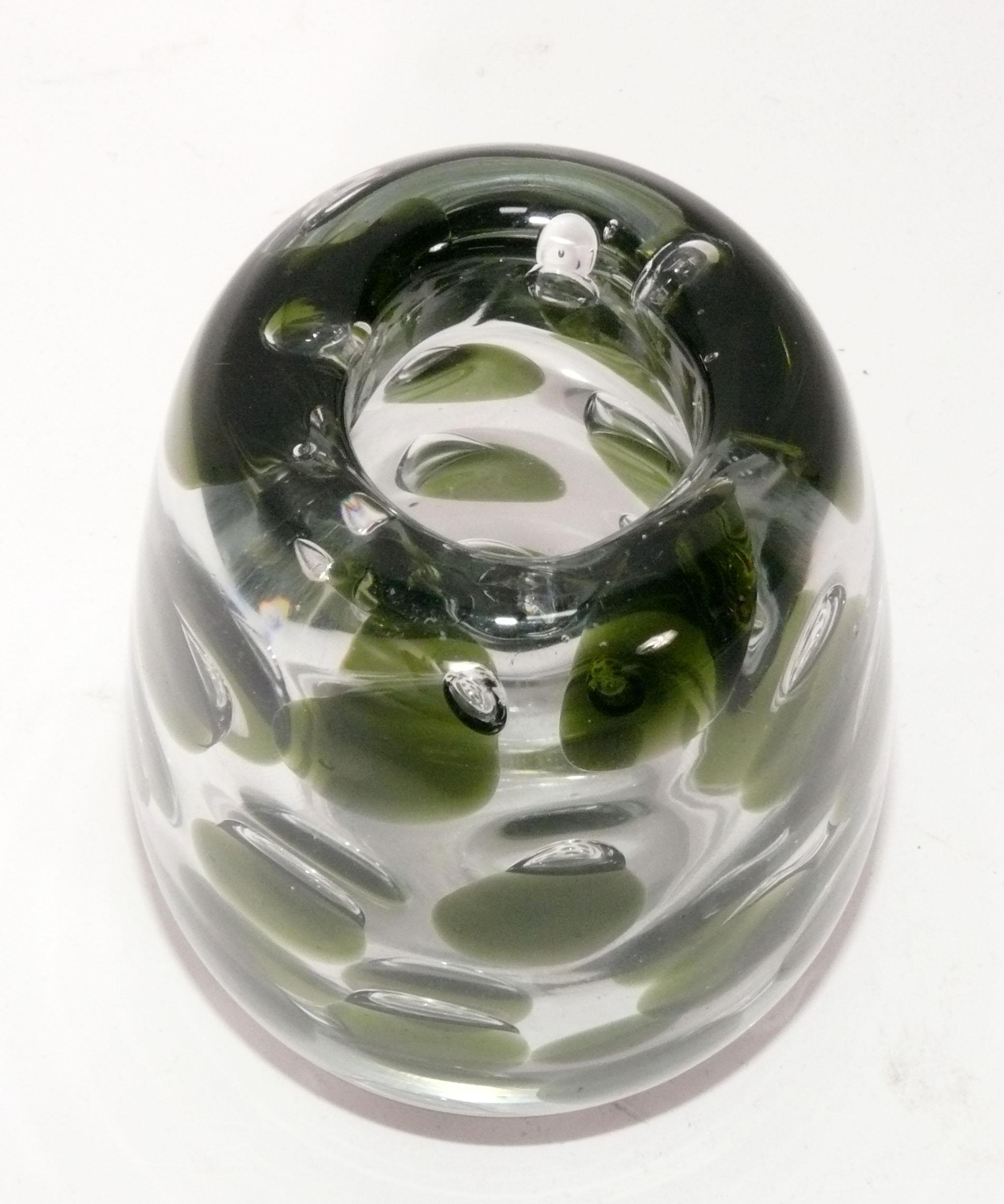 Vaso in vetro artistico soffiato a mano, opera di Saara Hopea e prodotto per Nuutajärvi Notsjö, Finlandia, circa 1950. Firma incisa sotto. Misura 4,5