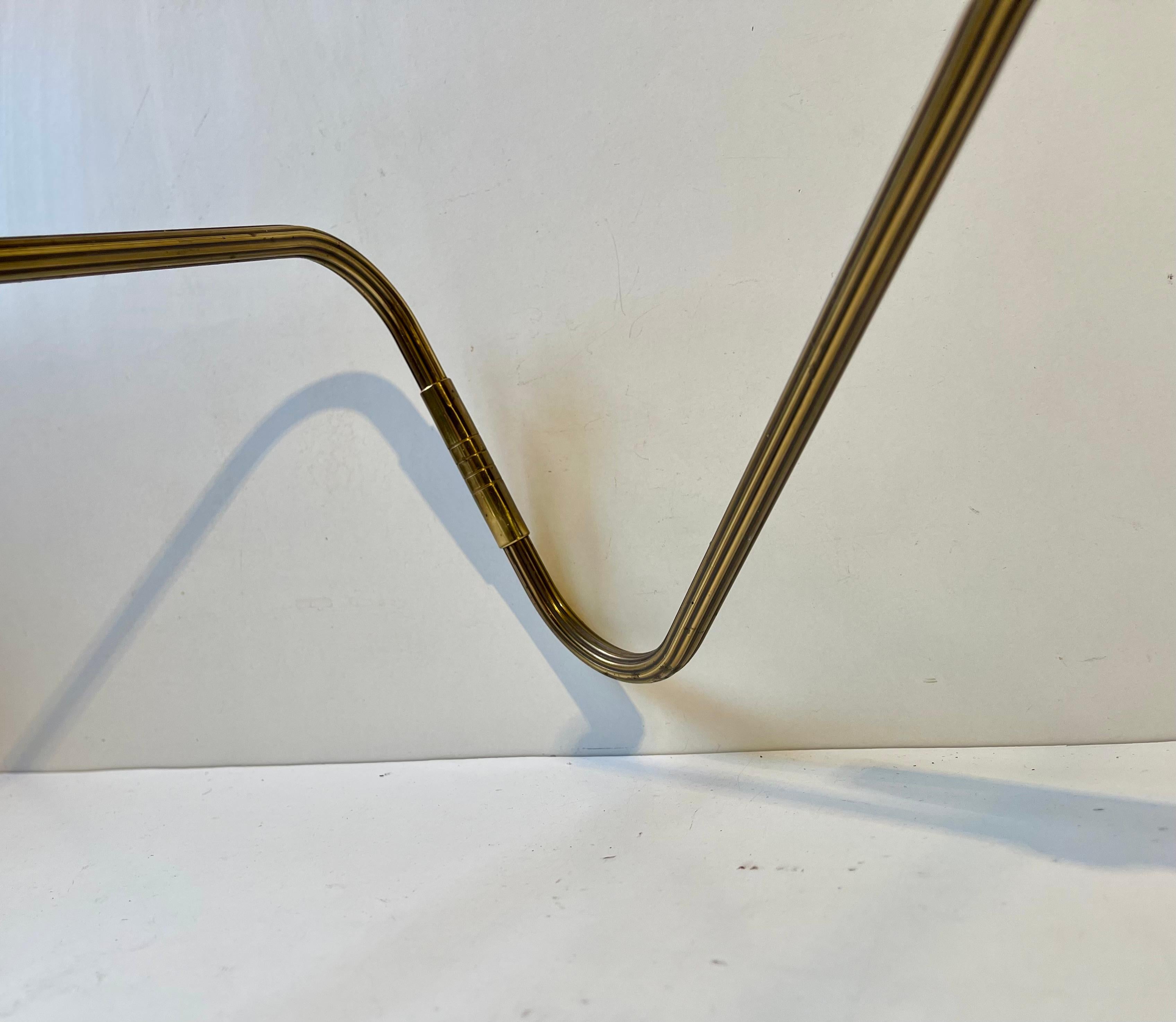 Lampe murale articulée danoise moderne en laiton, années 1960 en vente 3
