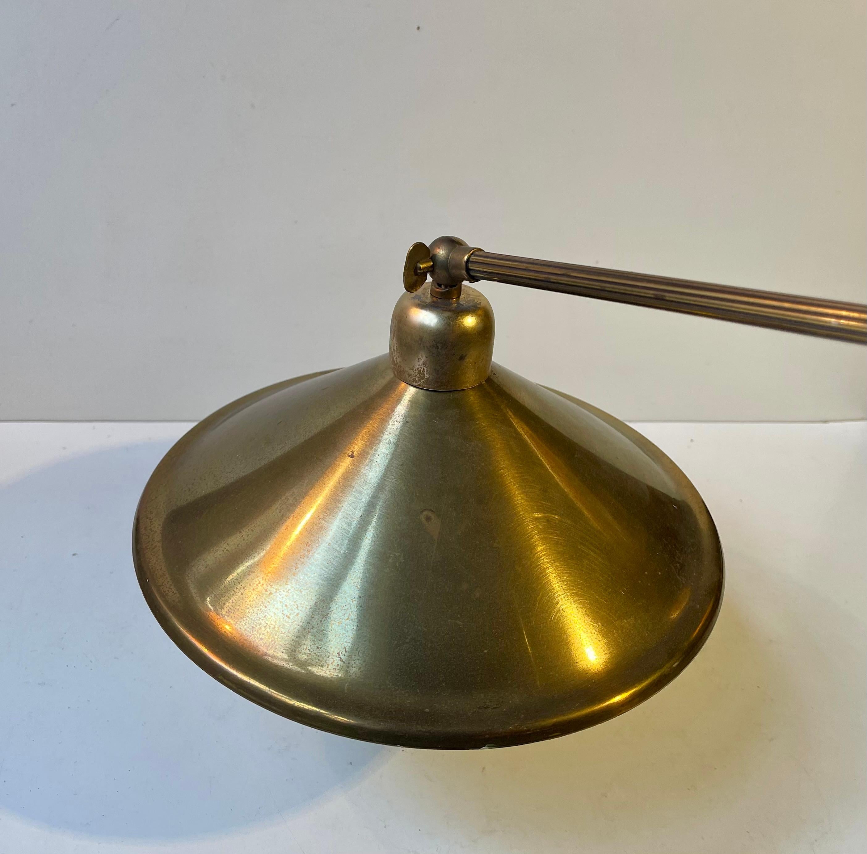 Lampe murale articulée danoise moderne en laiton, années 1960 en vente 4