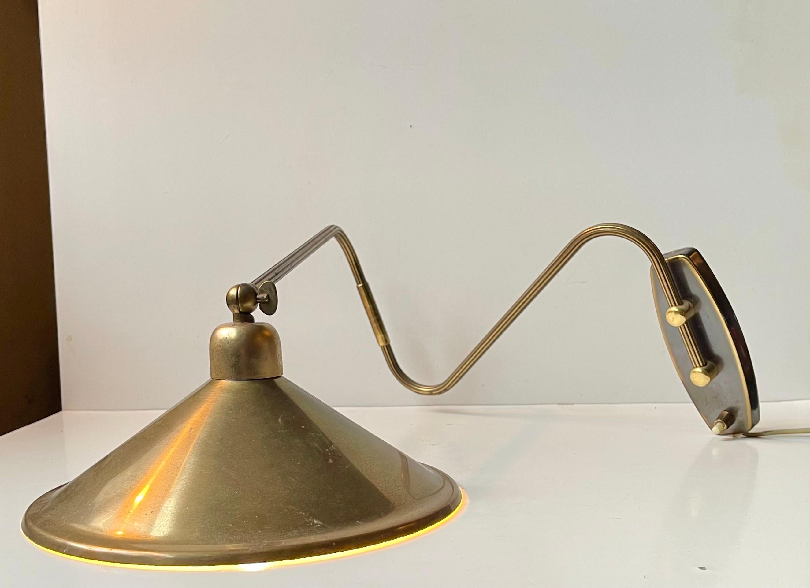 Lampe murale articulée danoise moderne en laiton, années 1960 en vente 5