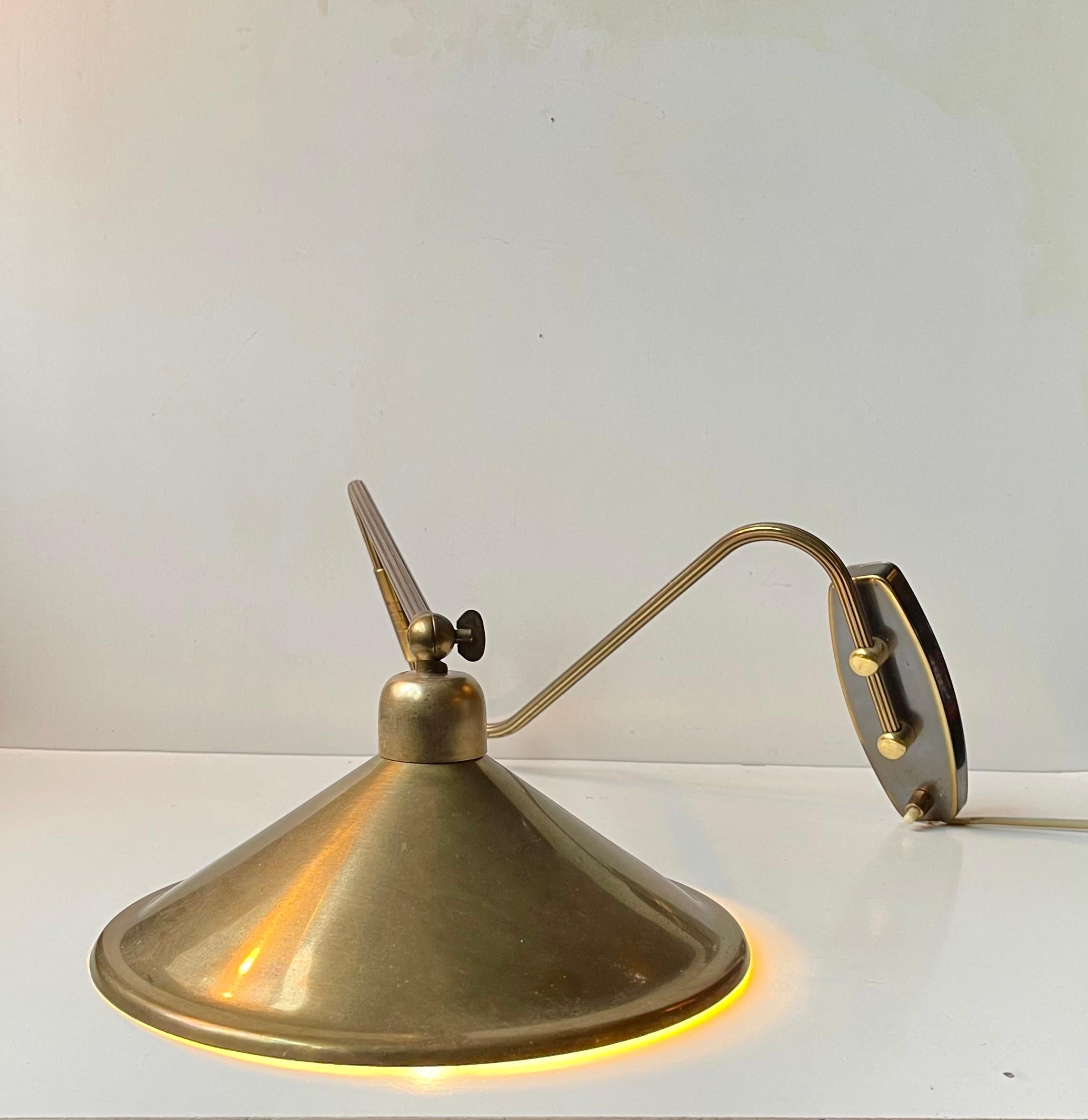 Applique articulée entièrement réglable en laiton. Il est réglable des deux côtés, en profondeur et en portée, ainsi qu'au niveau de l'abat-jour. Il a été conçu et fabriqué par Laoni à Copenhague, au Danemark. Le style rappelle celui de Svend Aage