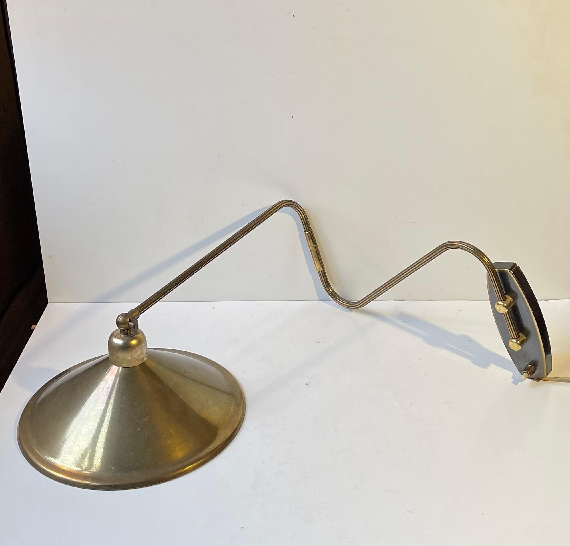 Scandinave moderne Lampe murale articulée danoise moderne en laiton, années 1960 en vente