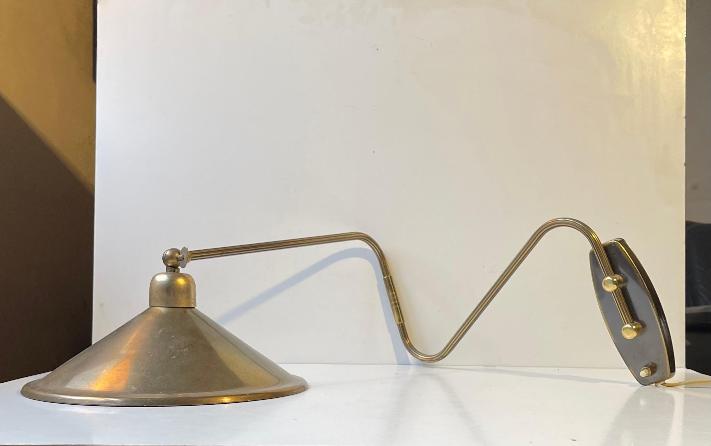 Lampe murale articulée danoise moderne en laiton, années 1960 Bon état - En vente à Esbjerg, DK