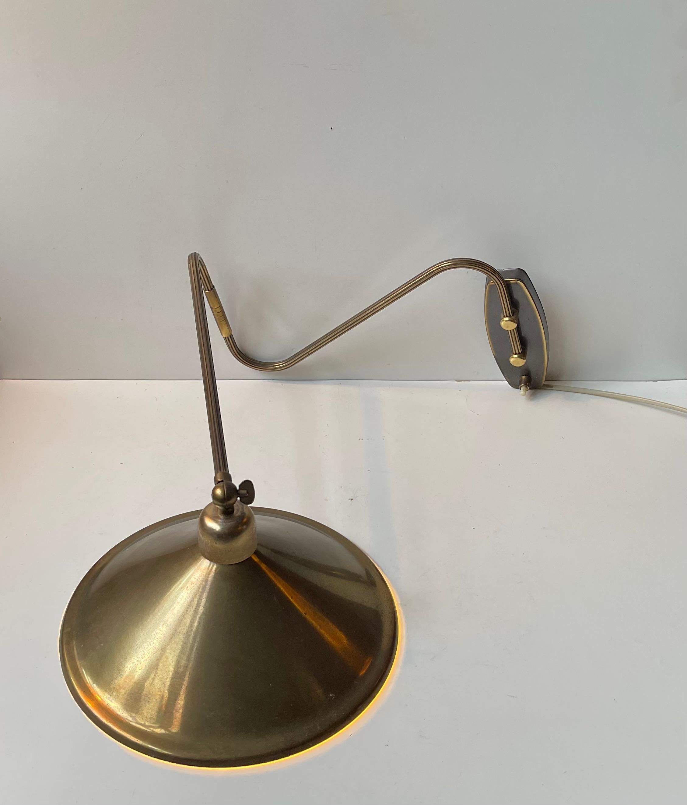 Milieu du XXe siècle Lampe murale articulée danoise moderne en laiton, années 1960 en vente