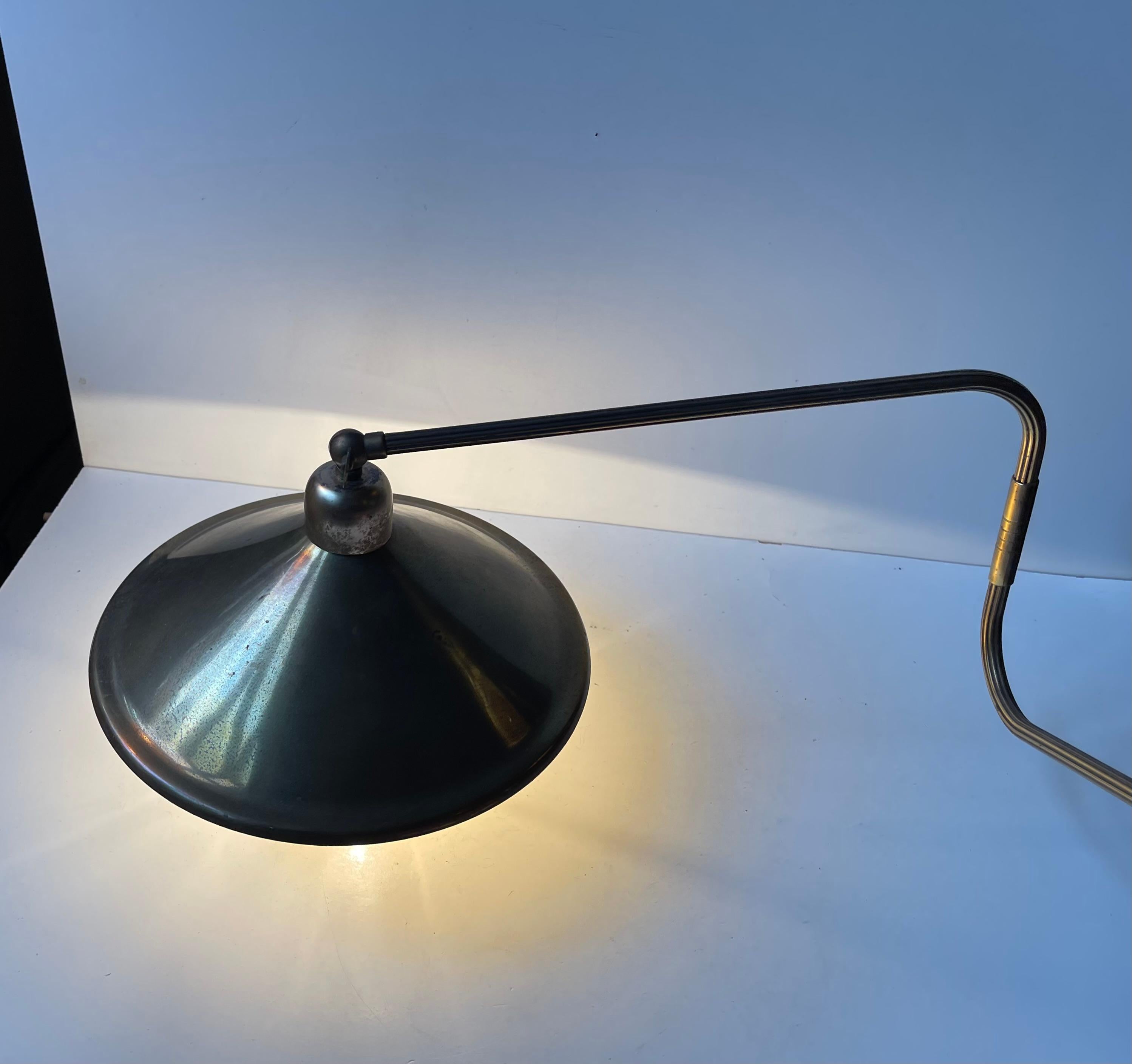 Lampe murale articulée danoise moderne en laiton, années 1960 en vente 1