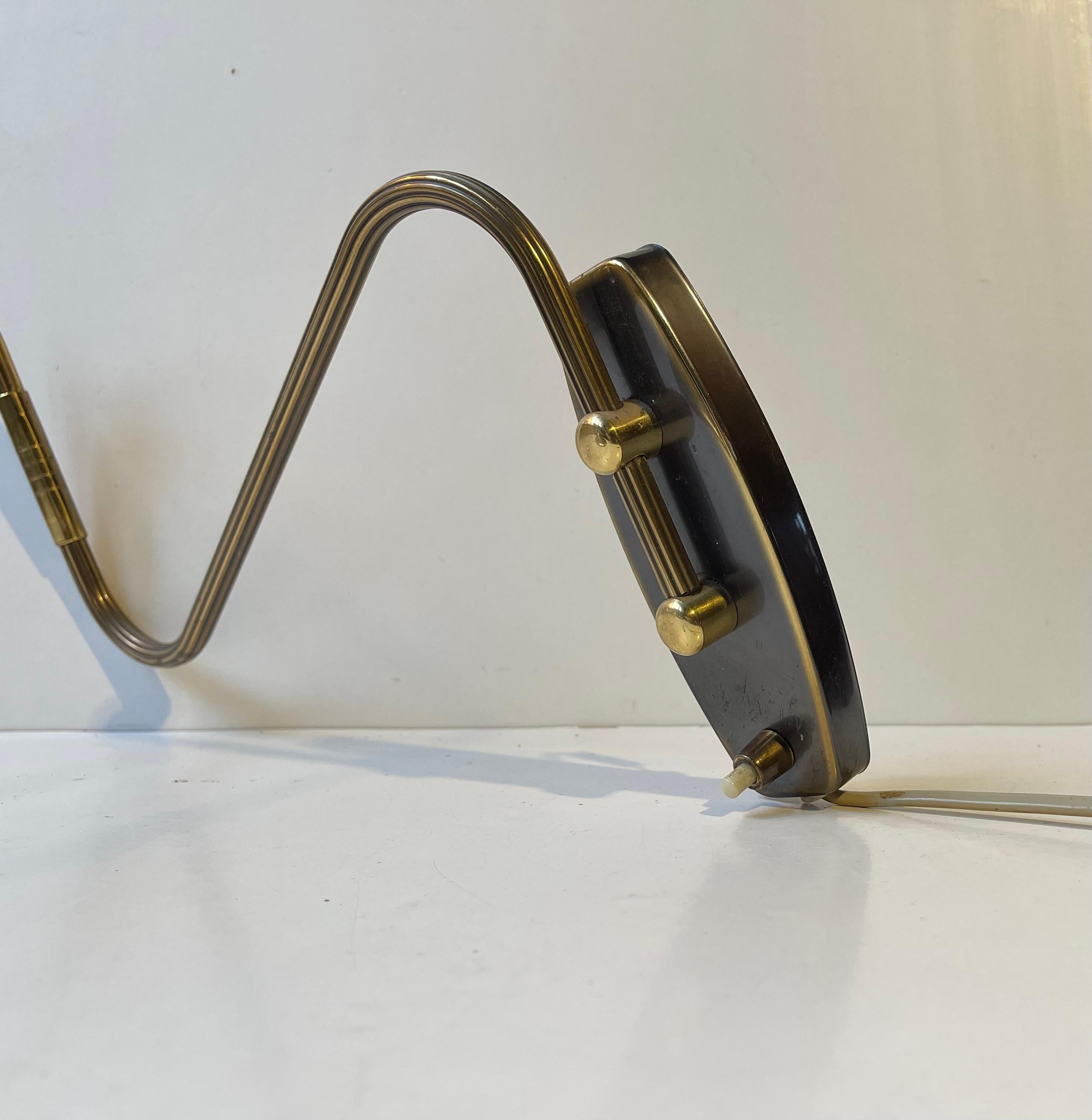 Lampe murale articulée danoise moderne en laiton, années 1960 en vente 2