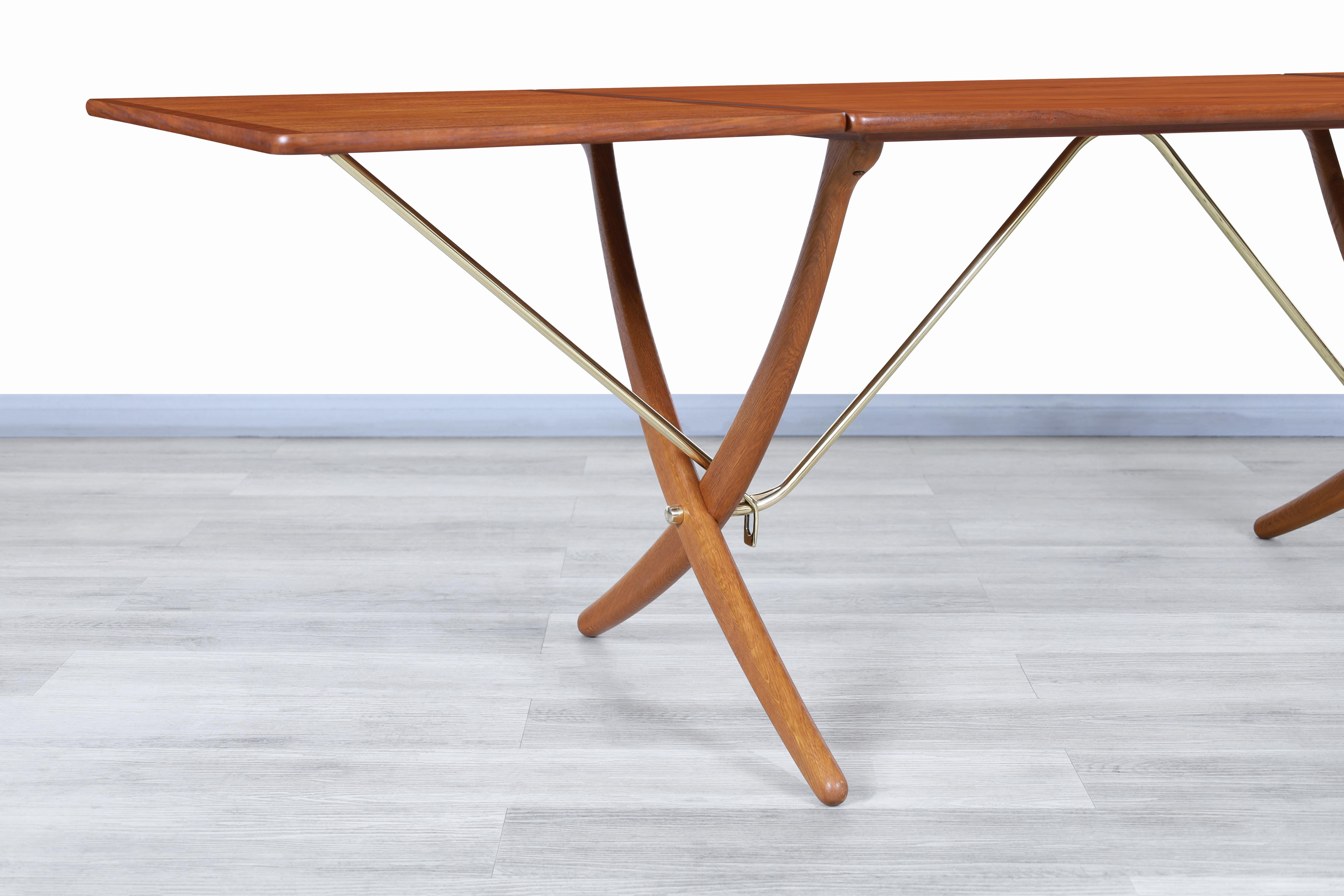 Danish Modern AT-304 Teak and Oak Dining Table by Hans J. Wegner In Excellent Condition For Sale In North Hollywood, CA