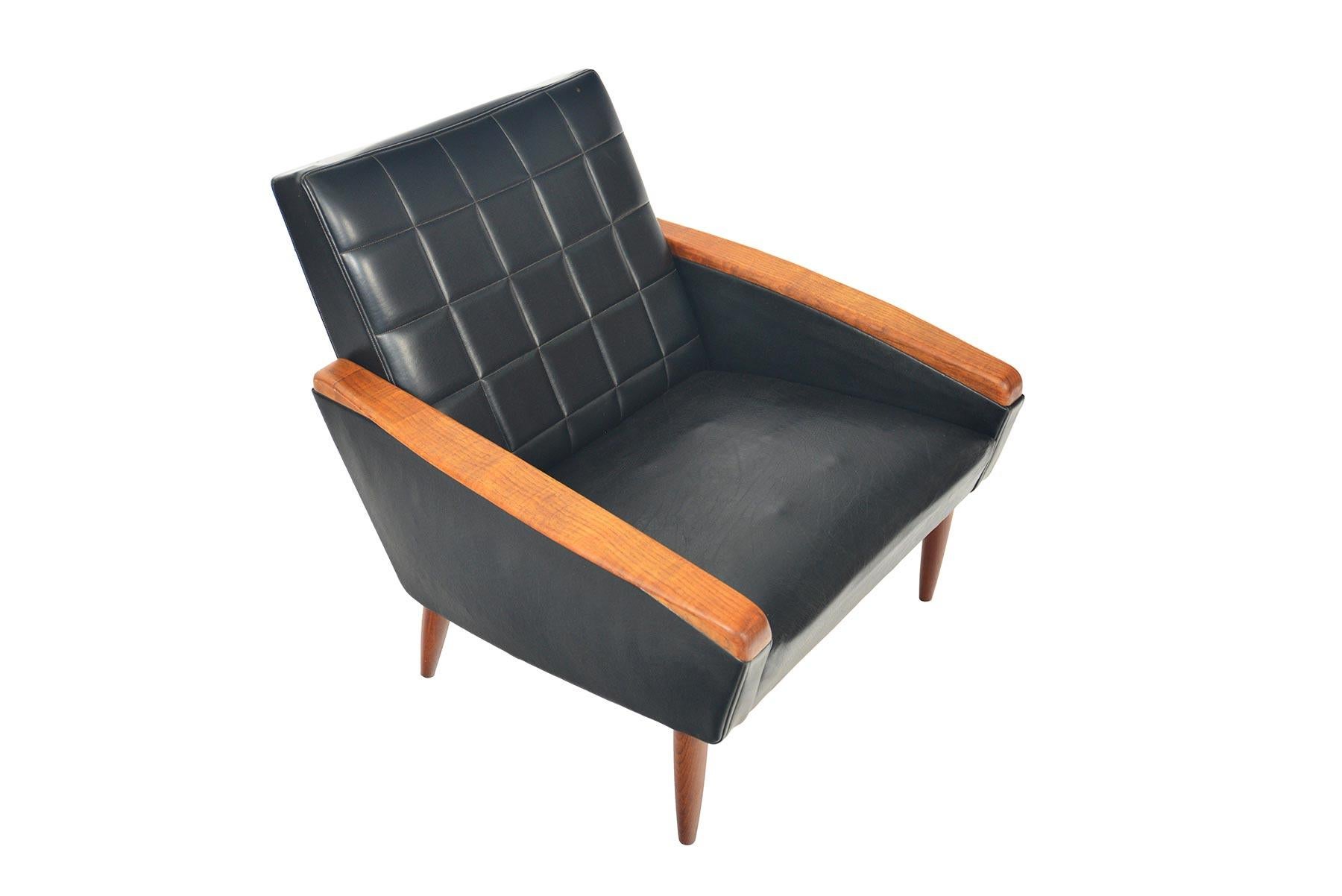 Origin: Denmark
Designer: Unknown
Manufacturer: Unknown
Era: 1960s
Dimensions: 28 wide x 29 deep x 28.5 tall
Seat: 22 side x 19 deep x 14 tall

Condition: Vinyl in fair original condition with minor losses.

*Price Includes
