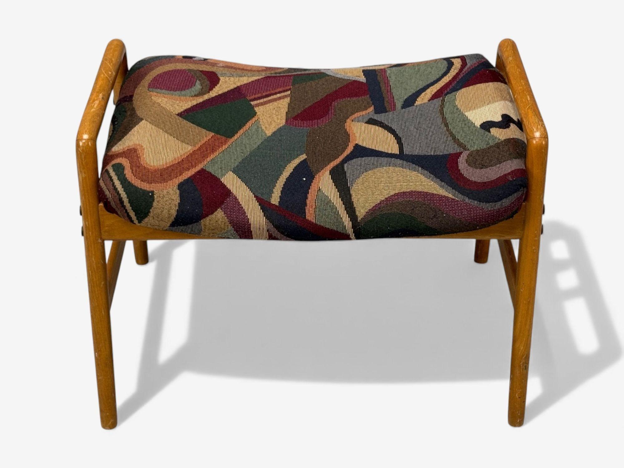 Tabouret ou ottoman danois moderne du milieu du siècle, tissu aztèque, bois teinté clair, Danemark, années 1950

Ce pouf ou ottoman en tissu et bois teinté clair a été conçu et produit au Danemark au milieu du XXe siècle. Ce modèle comporte un