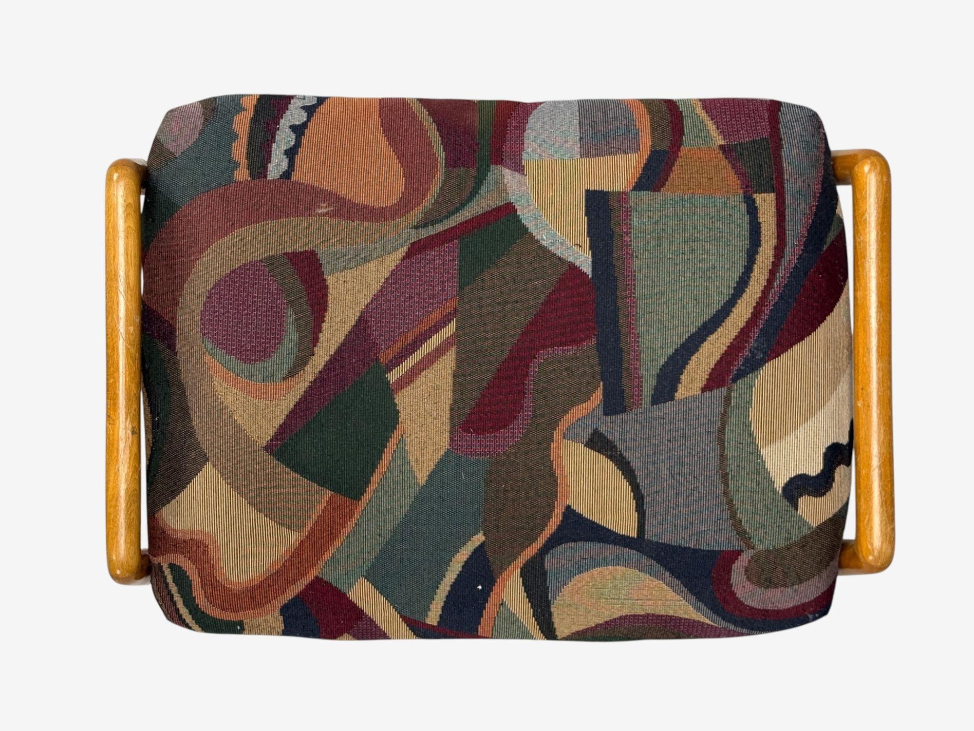 Moderne danois, tissu aztèque, bois teinté clair, pouf, Danemark, années 1950 Bon état - En vente à Manhasset, NY