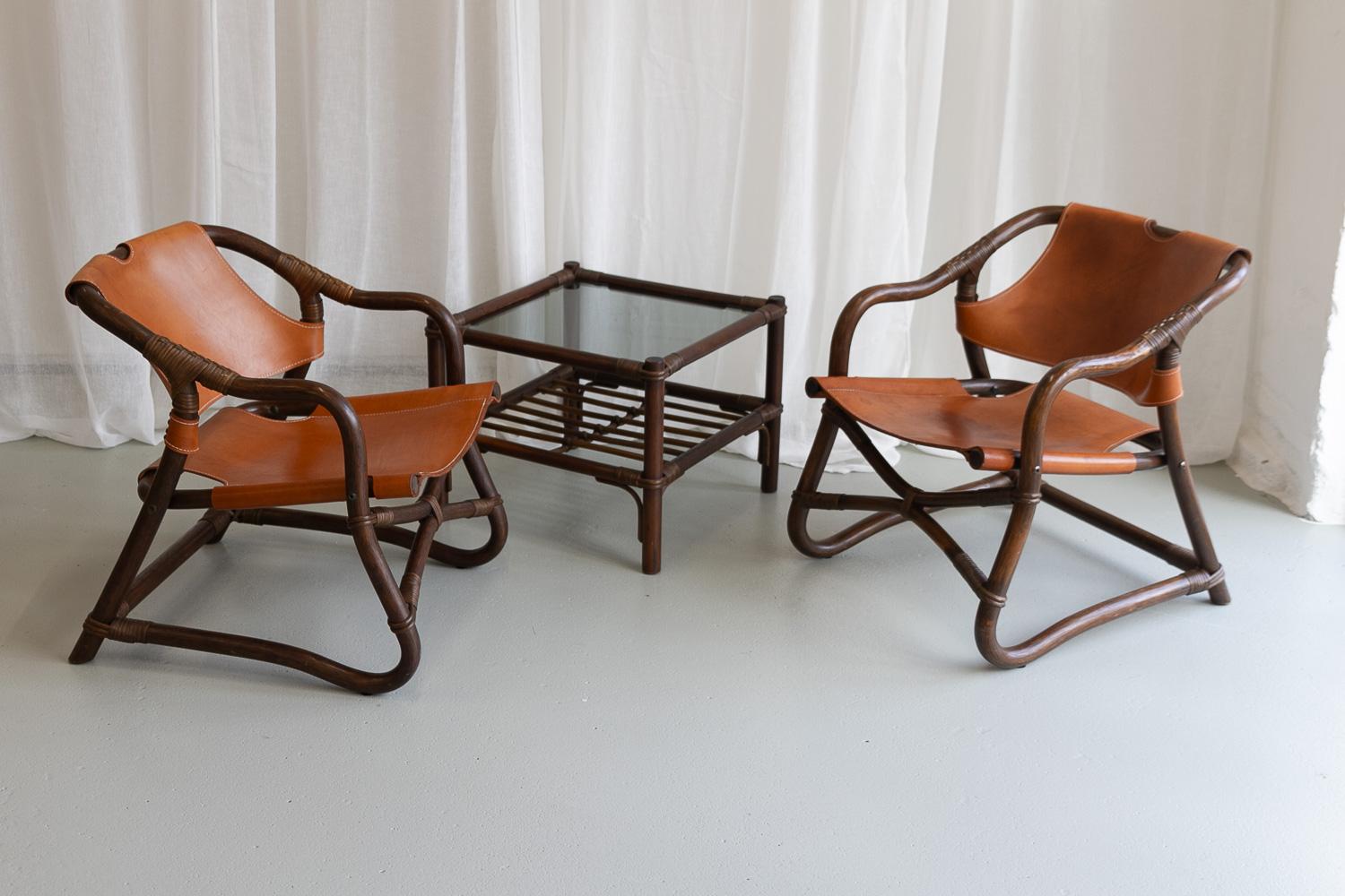 Danish Modern Bamboo and Leather Lounge Chairs and Table by Horsnæs, 1960s. Set of 3.

Pair of Danish Mid-Century Modern lounge chairs and matching table. Manufactured by Horsnæs Møbelfabrik, Denmark in the 1960s as a part of the Manilla