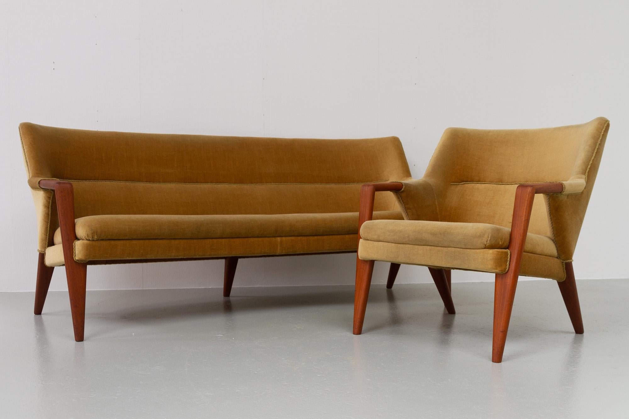 Danish Modern Banana Sofa and Chair by Kurt Olsen for Slagelse Møbelværk, 1950s.
Danish Mid-century Modern curved sofa and lounge chair in velvet upholstery with armrests and legs in solid teak. 
This is a rare model No. 275 three-seater velour