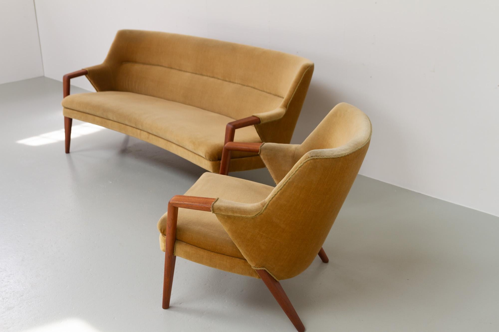 Danish Modern Banana Sofa and Chair by Kurt Olsen for Slagelse Møbelværk, 1950s In Good Condition For Sale In Asaa, DK