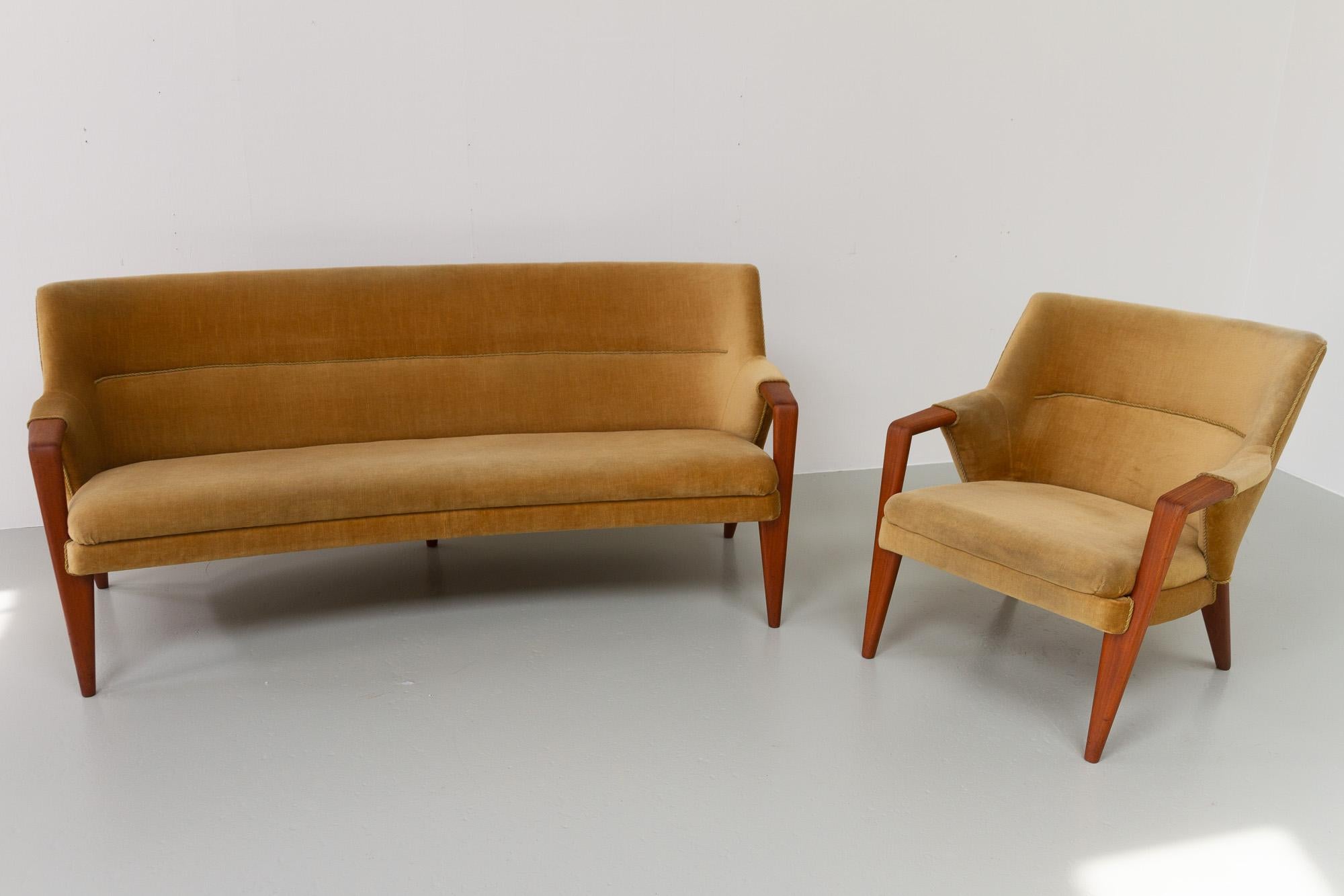 Mid-20th Century Danish Modern Banana Sofa and Chair by Kurt Olsen for Slagelse Møbelværk, 1950s For Sale