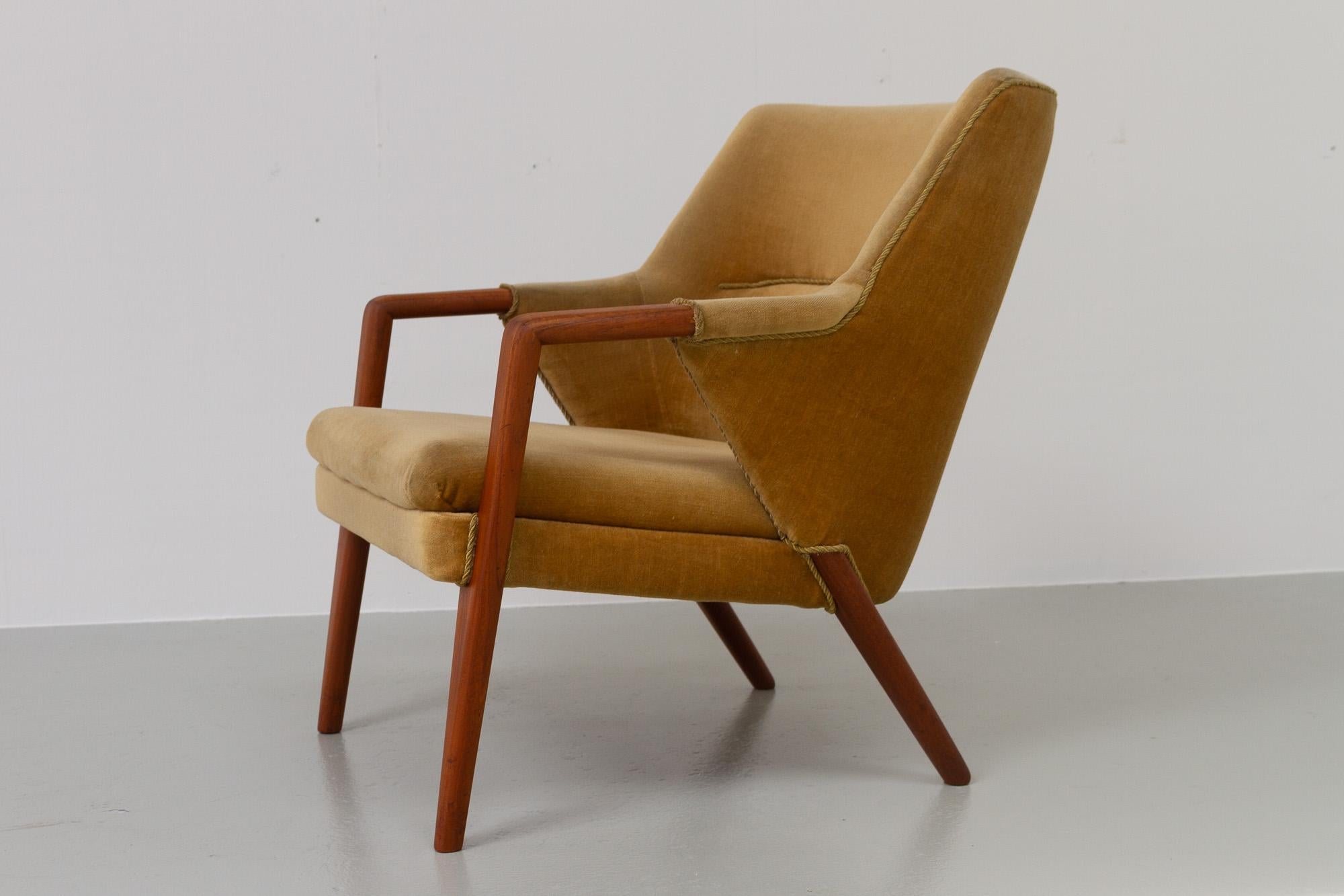 Velvet Danish Modern Banana Sofa and Chair by Kurt Olsen for Slagelse Møbelværk, 1950s For Sale