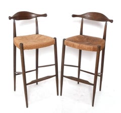 Par de taburetes de bar modernos daneses al estilo de Hans Wegner de mediados de siglo