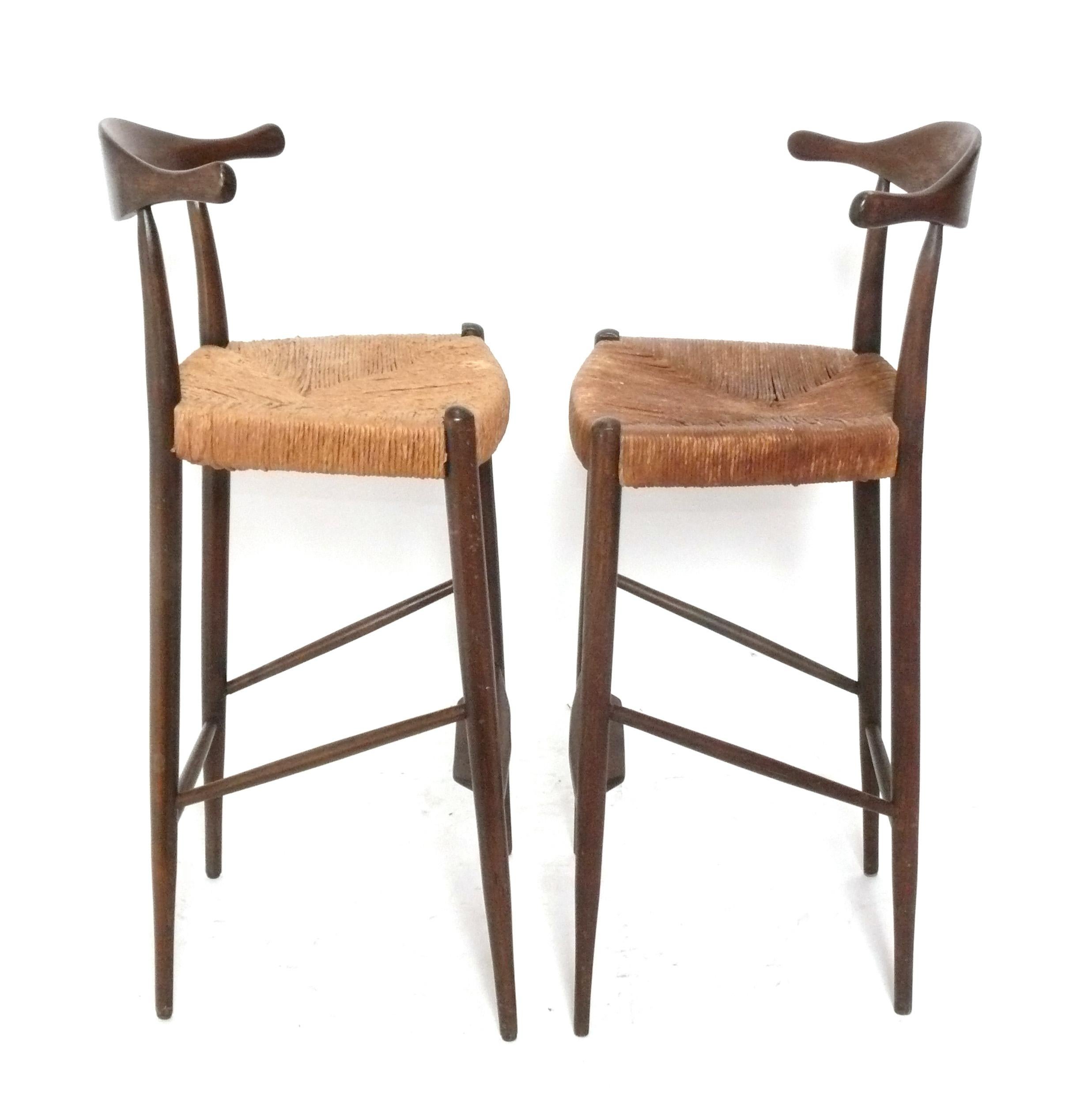 Mid-Century moderno Sgabelli da bar moderni danesi nello stile di Hans Wegner Coppia di sgabelli di metà secolo in vendita