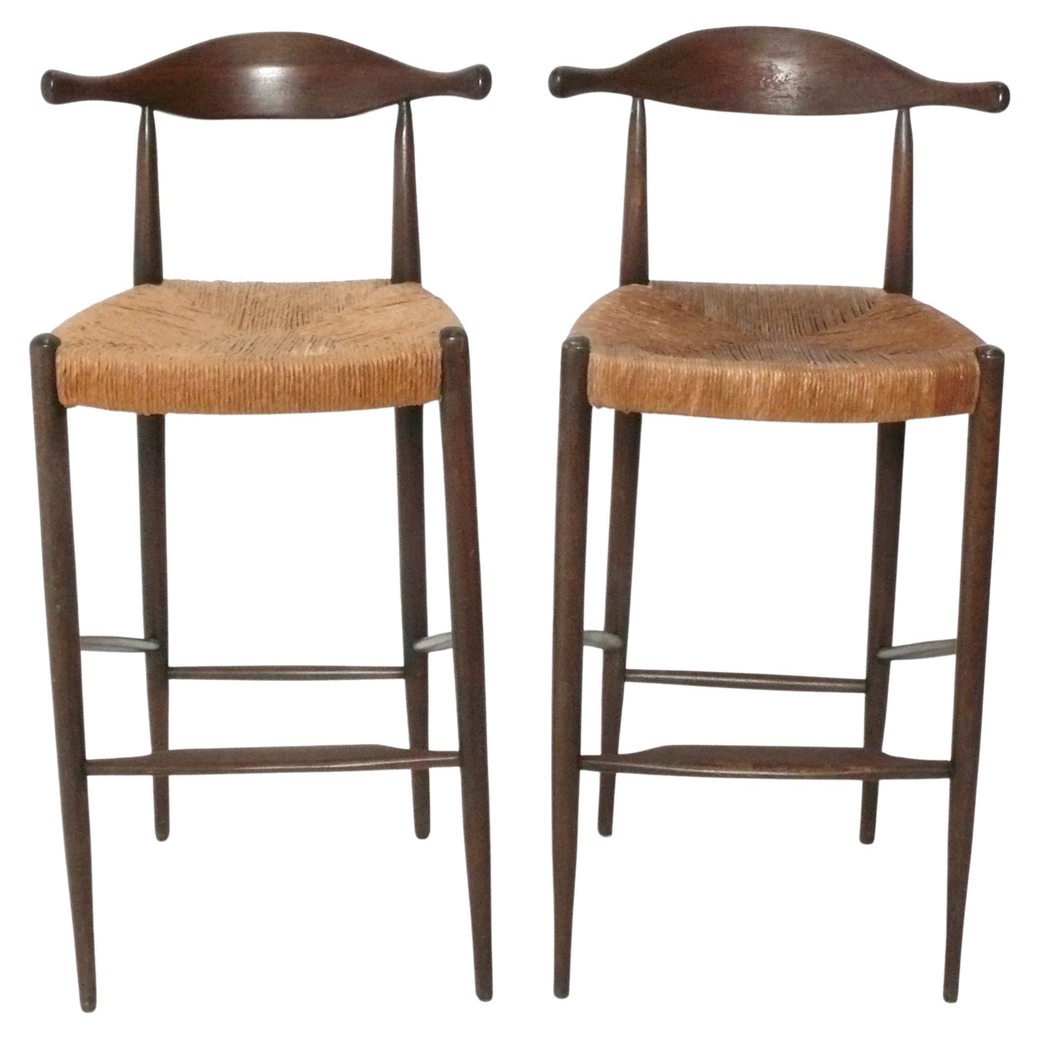 Sgabelli da bar moderni danesi nello stile di Hans Wegner Coppia di sgabelli di metà secolo in vendita
