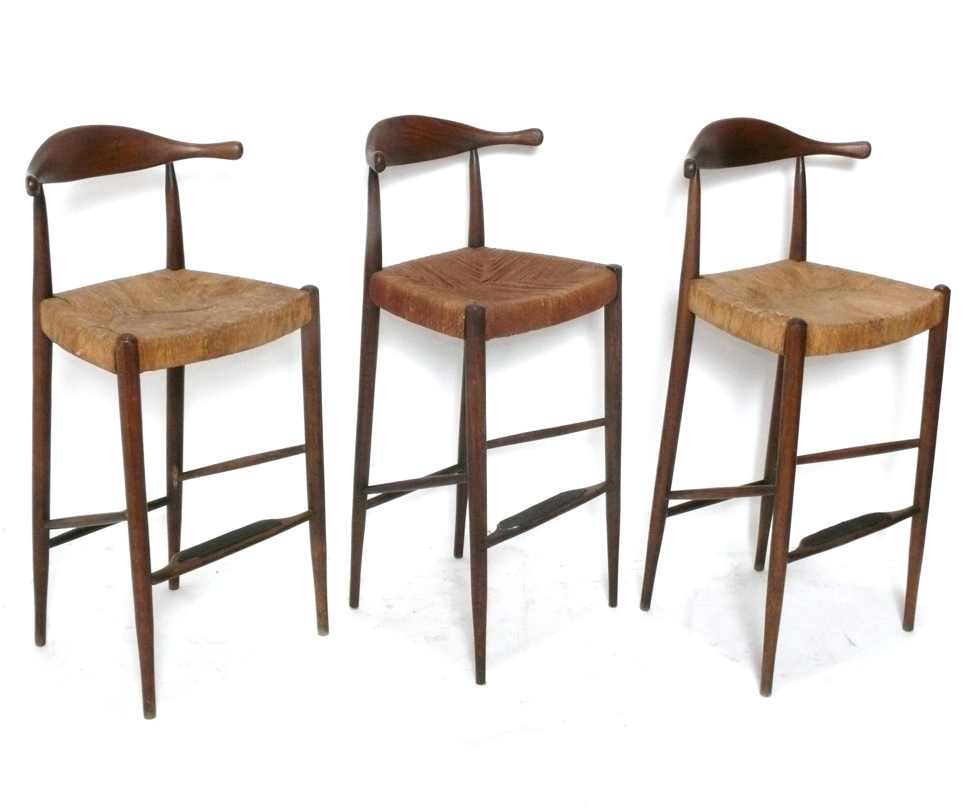 Mid-Century moderno Sgabelli da bar moderni danesi nello stile di Hans Wegner Mid Century Set di tre sgabelli in vendita