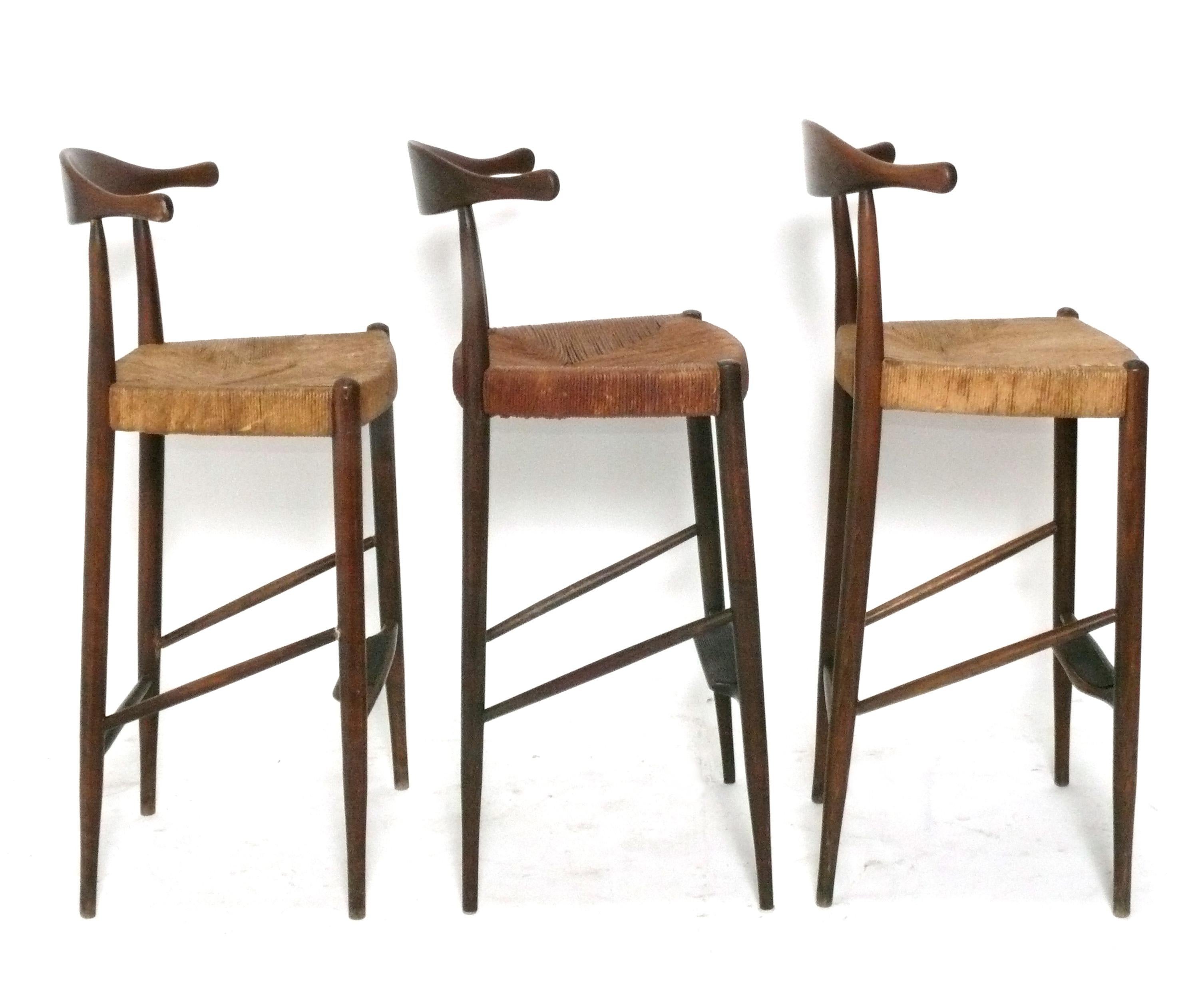 Danese Sgabelli da bar moderni danesi nello stile di Hans Wegner Mid Century Set di tre sgabelli in vendita