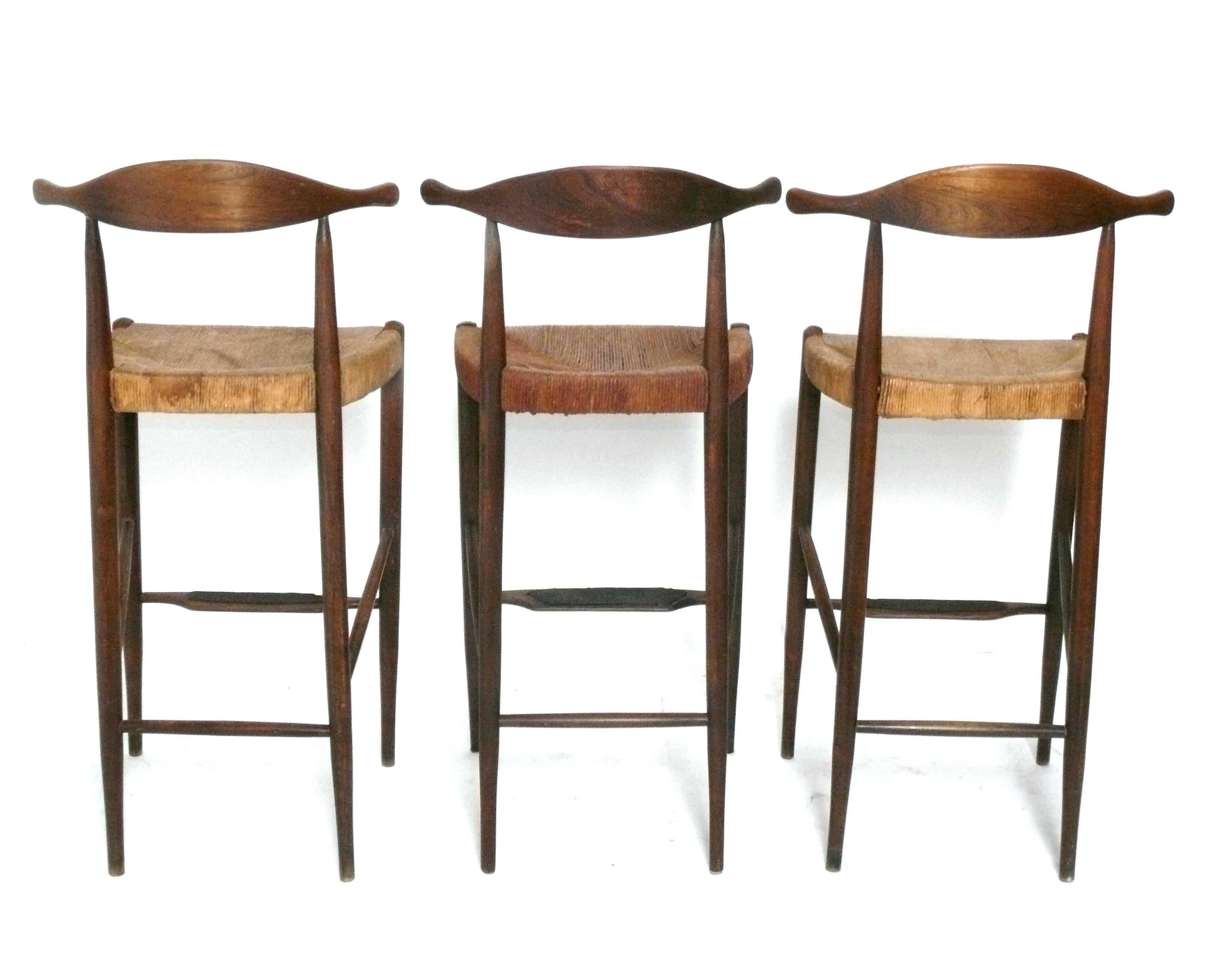 Sgabelli da bar moderni danesi nello stile di Hans Wegner Mid Century Set di tre sgabelli In condizioni deteriorate in vendita a Atlanta, GA