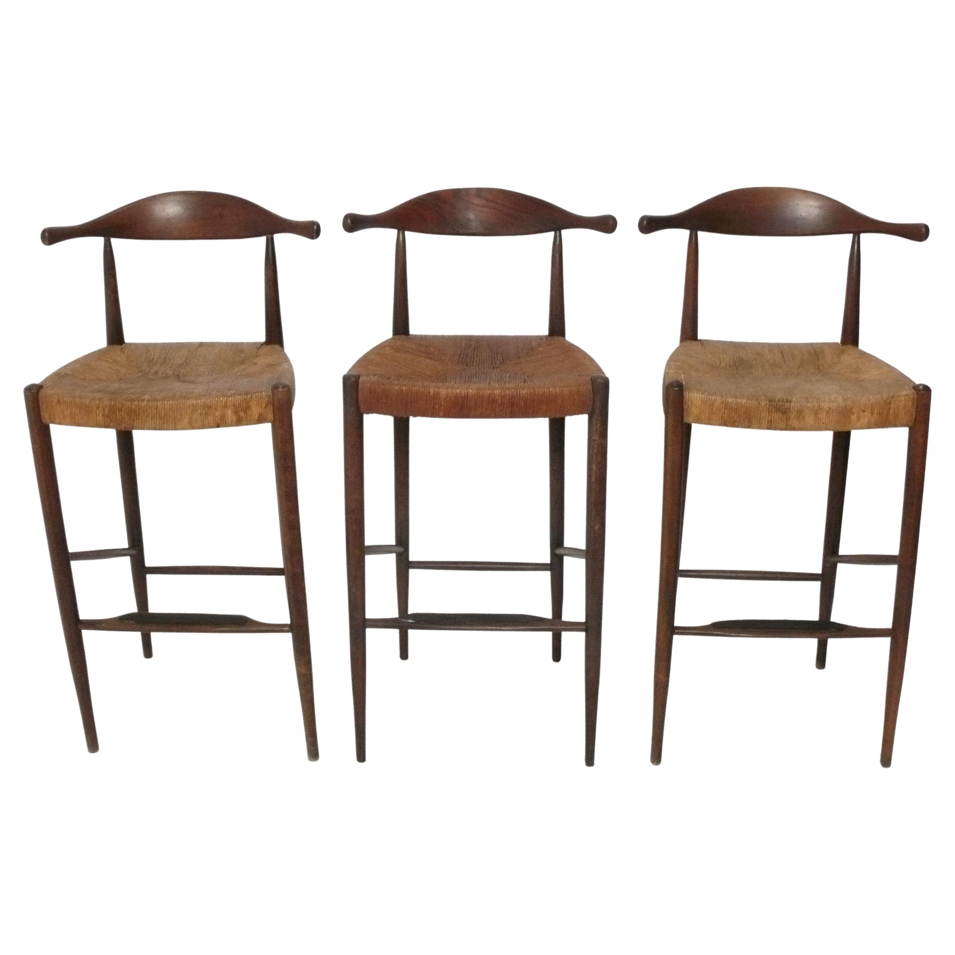 Sgabelli da bar moderni danesi nello stile di Hans Wegner Mid Century Set di tre sgabelli in vendita