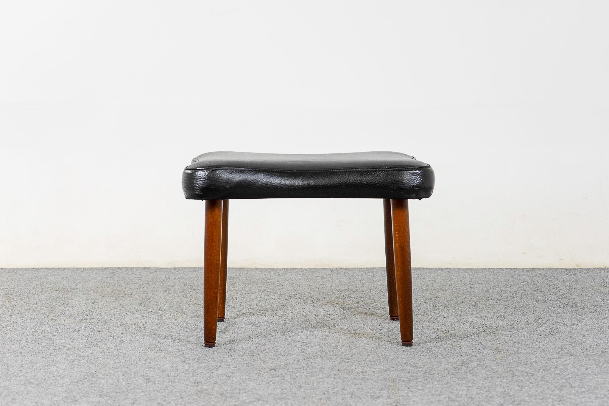 Fußbank aus Buchenholz, um 1960. Kompaktes Design, kann mit praktisch jedem Sitzmöbel verwendet werden und ist leicht im Haus zu bewegen.

Bitte erkundigen Sie sich nach den Tarifen für Fern- und Auslandsversand.