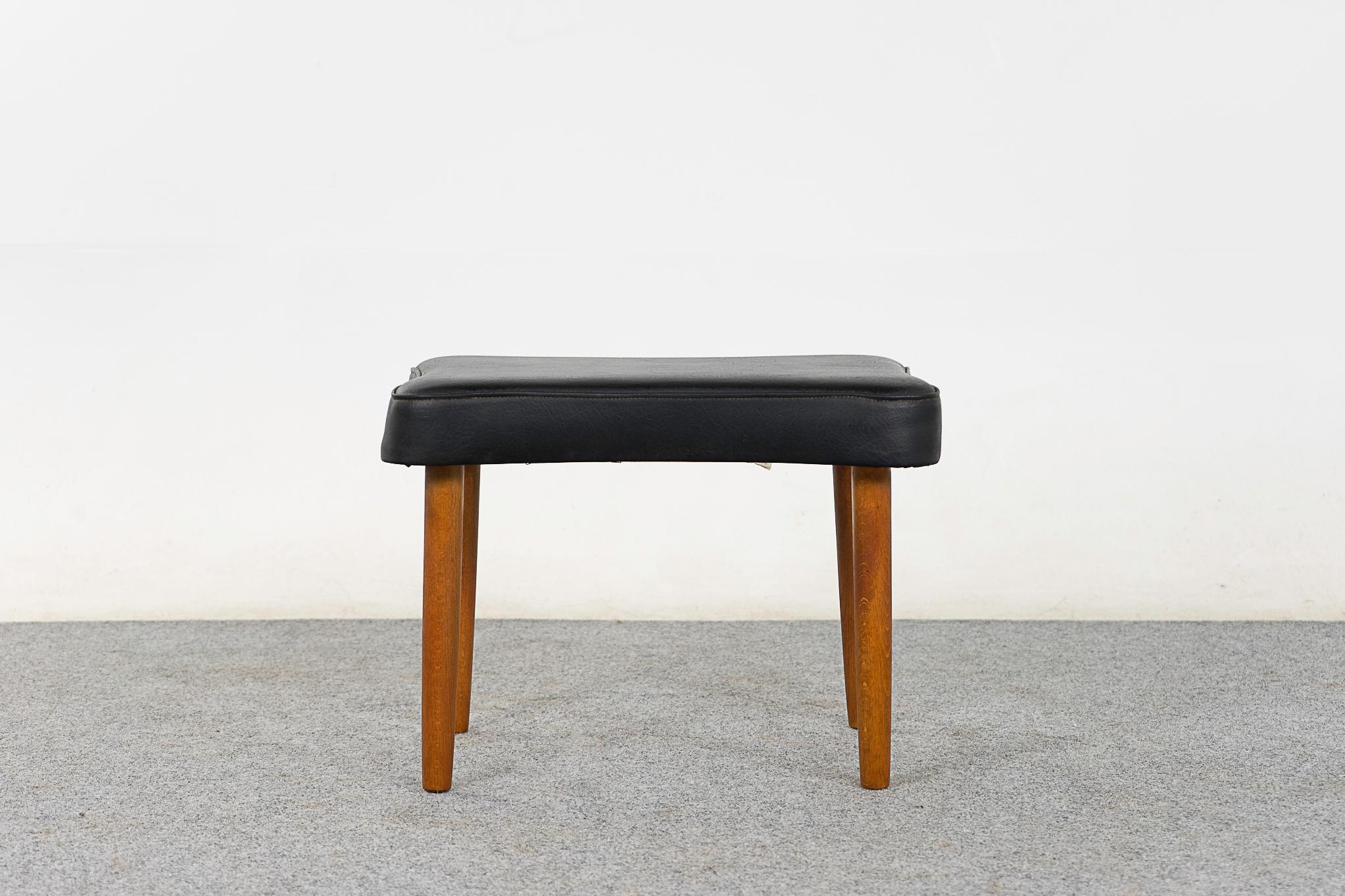 Tabouret en hêtre et vinyle, vers les années 1960. Design/One compact, jolie forme en 