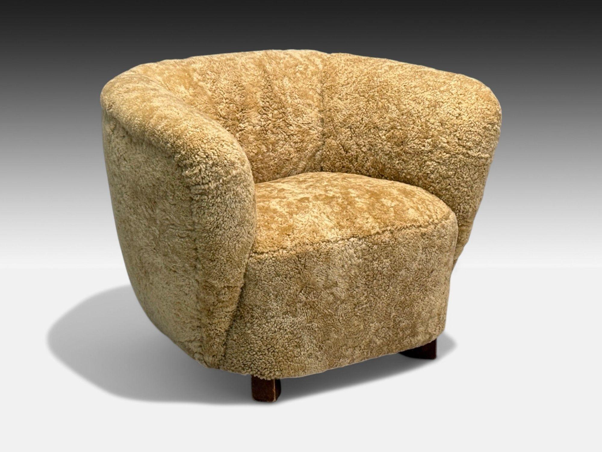 Dänischer Mid-Century Modern, Buche, Honig Shearling, Banana Style Lounge Chair, Dänemark, 1930er Jahre

Ein übergroßer moderner dänischer Sessel im Bananenstil, entworfen und hergestellt in Dänemark um 1930. Dieses Exemplar wurde neu mit echtem