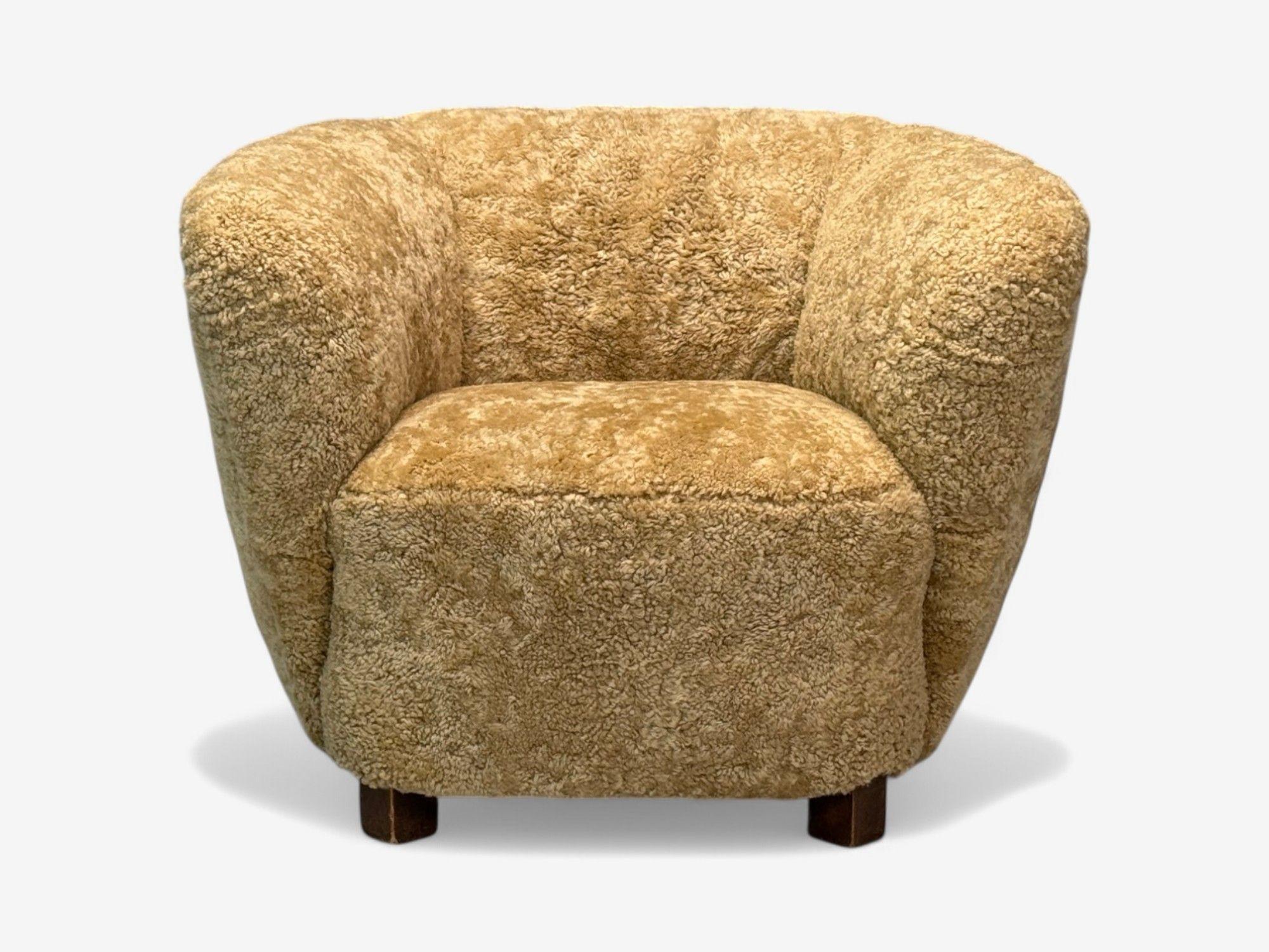 Dänische Moderne, Buche, Honey Schafsfell, Banana Style Tub Chair, Dänemark, 1930er Jahre (Moderne der Mitte des Jahrhunderts) im Angebot