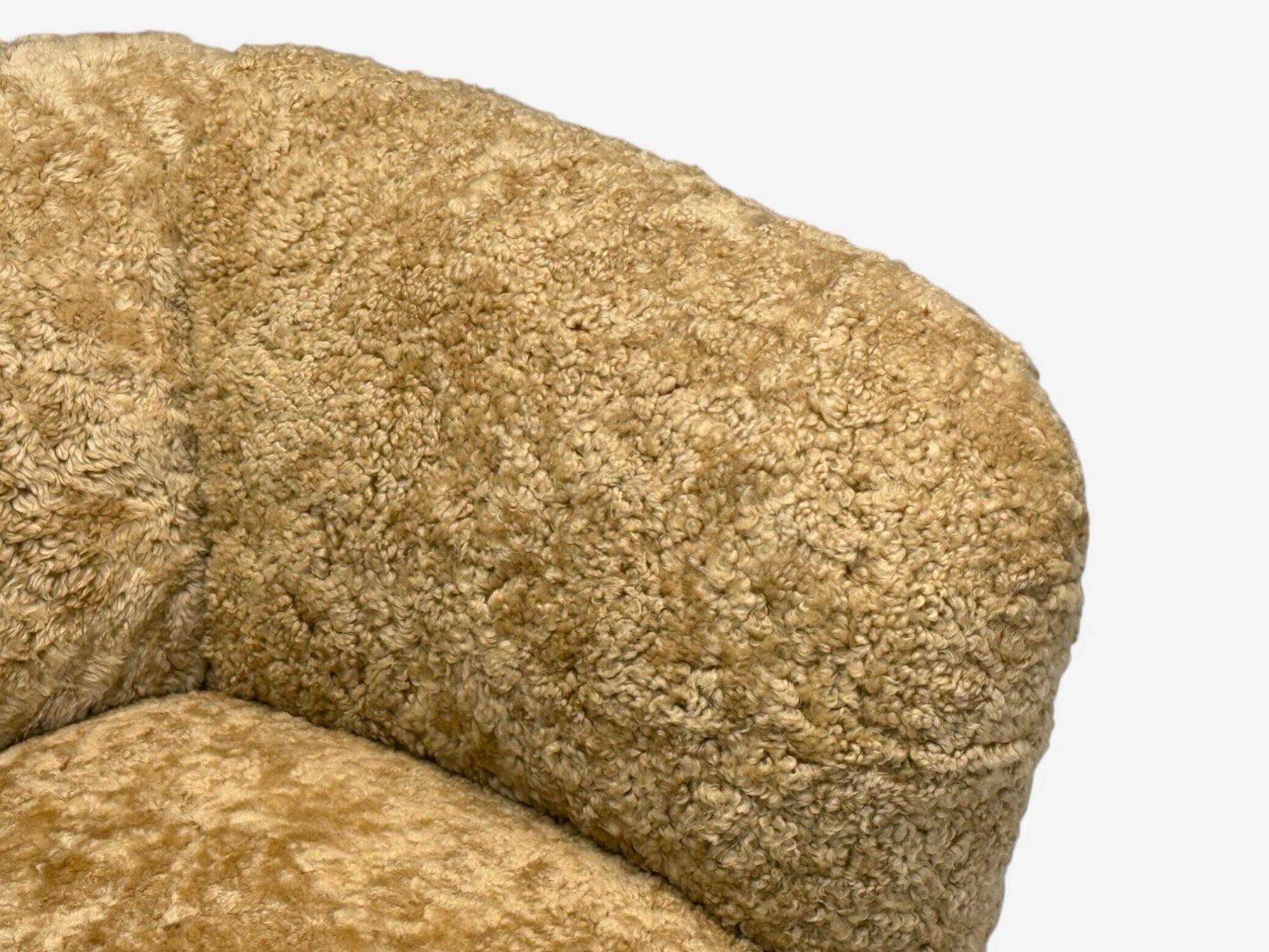 Dänische Moderne, Buche, Honey Schafsfell, Banana Style Tub Chair, Dänemark, 1930er Jahre (Schaffell und Schafleder) im Angebot