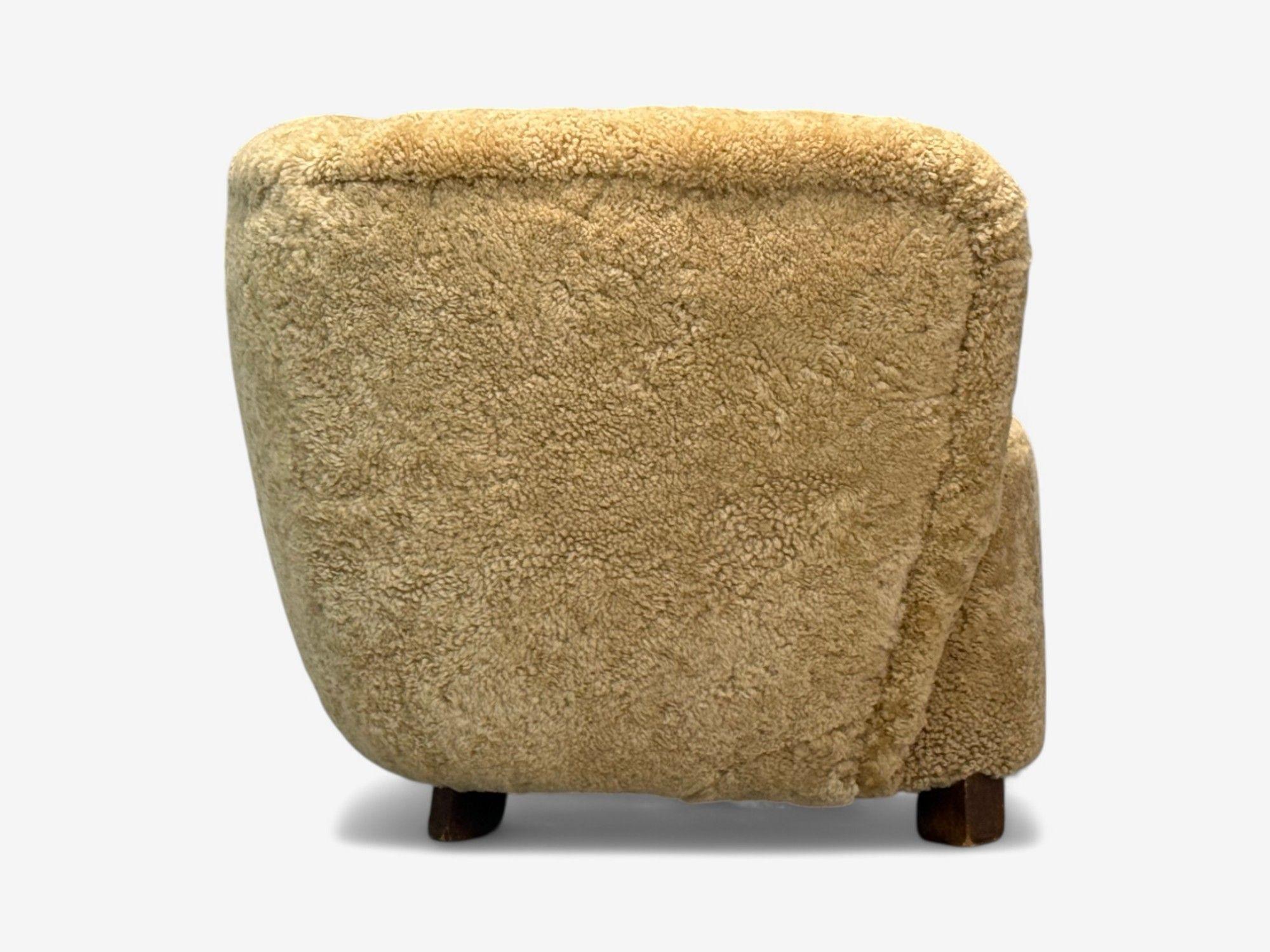 Dänische Moderne, Buche, Honey Schafsfell, Banana Style Tub Chair, Dänemark, 1930er Jahre im Angebot 1