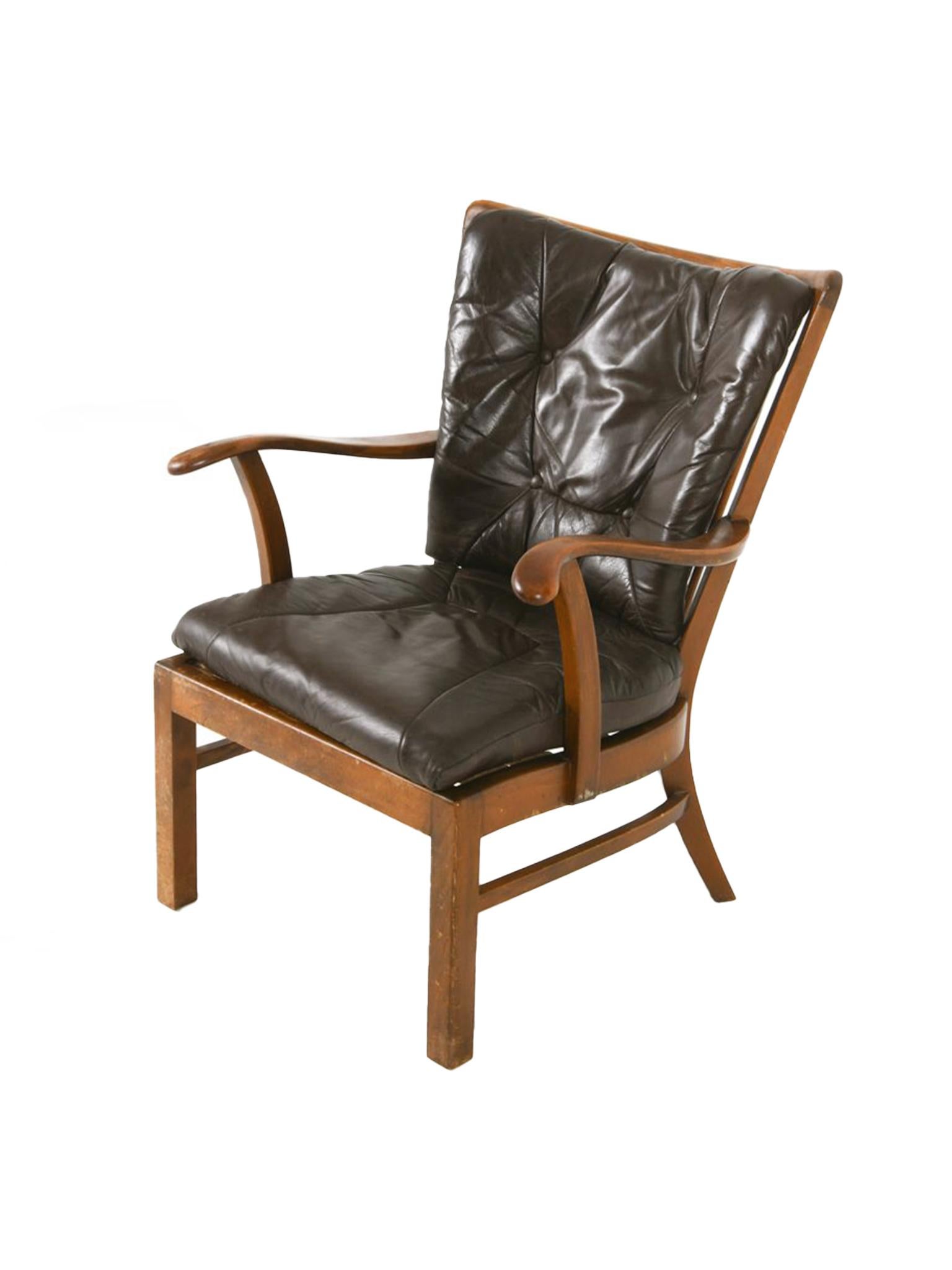 Fabriqué dans les années 1960 par Beeche, ce fauteuil moderne danois se compose d'une structure en bois de hêtre et d'un revêtement amovible en cuir marron chocolat avec un dossier à touffes de boutons. Le design général associe des accoudoirs