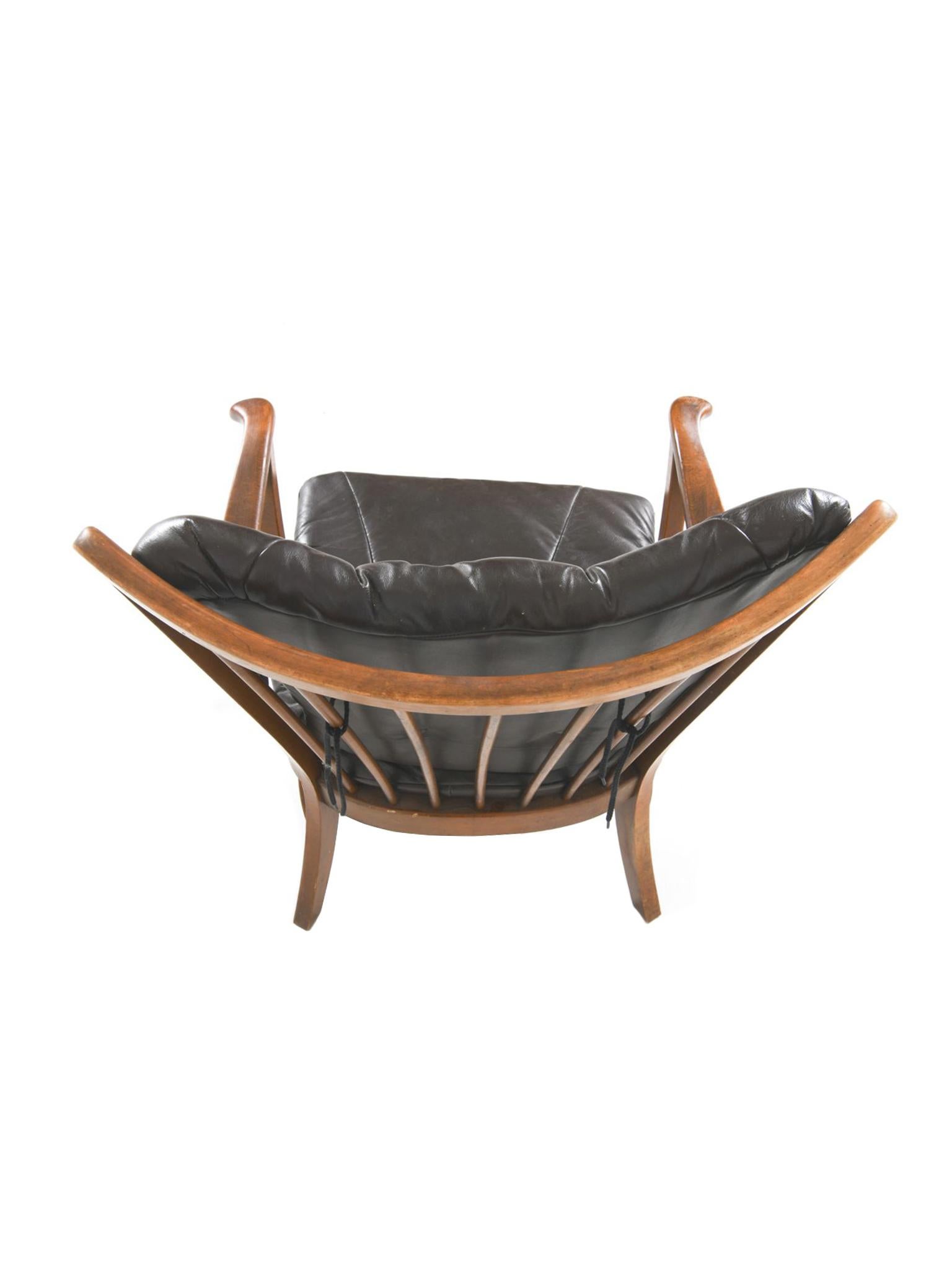 Fauteuil moderne danois en hêtre et cuir par Fritz Hansen État moyen - En vente à New York, NY