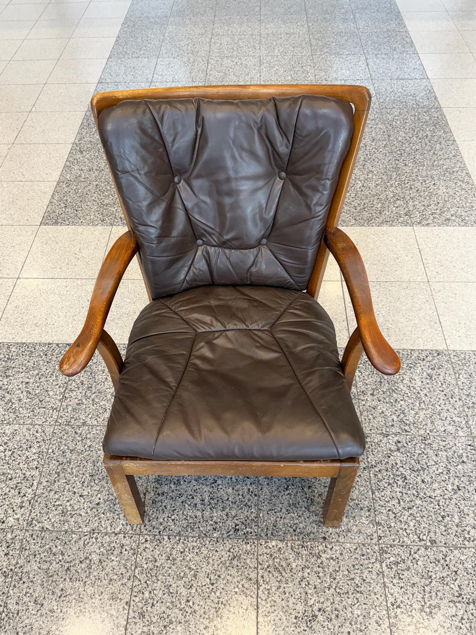 Milieu du XXe siècle Fauteuil moderne danois en hêtre et cuir par Fritz Hansen en vente
