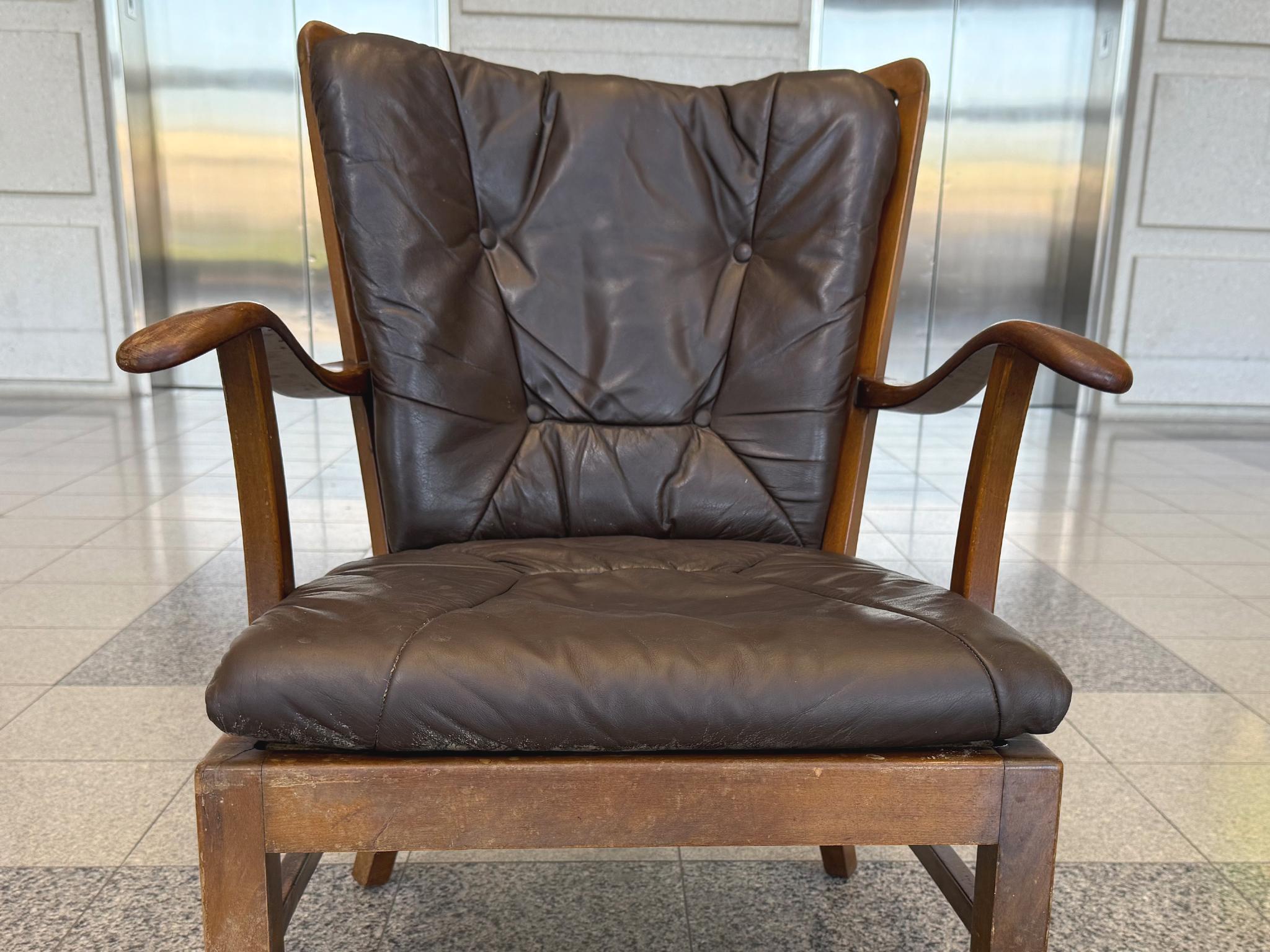Cuir Fauteuil moderne danois en hêtre et cuir par Fritz Hansen en vente
