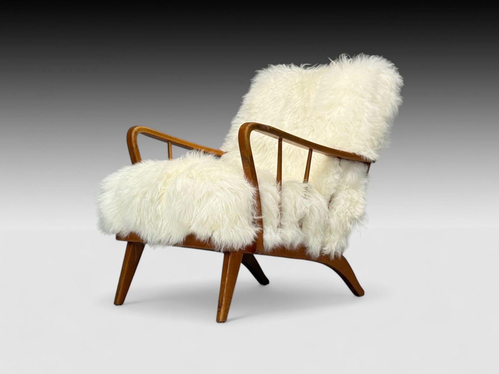 Dänischer Sessel der Jahrhundertmitte, Buche, mongolischer Pelz, Lounge oder Sessel, Dänemark, 1950er Jahre

Ein modernistischer Loungesessel, ähnlich dem Werk von Alfred Christensen, entworfen und hergestellt in Dänemark um 1950. Bei diesem