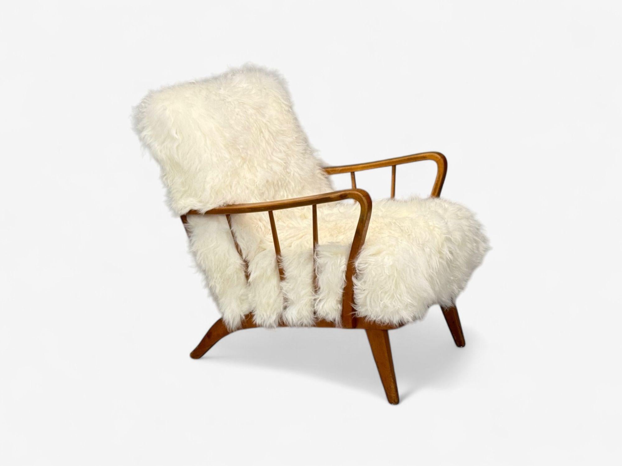 Dänische Moderne, Buche, Mongolenfell, Loungesessel, Dänemark, 1950er Jahre (Mitte des 20. Jahrhunderts) im Angebot