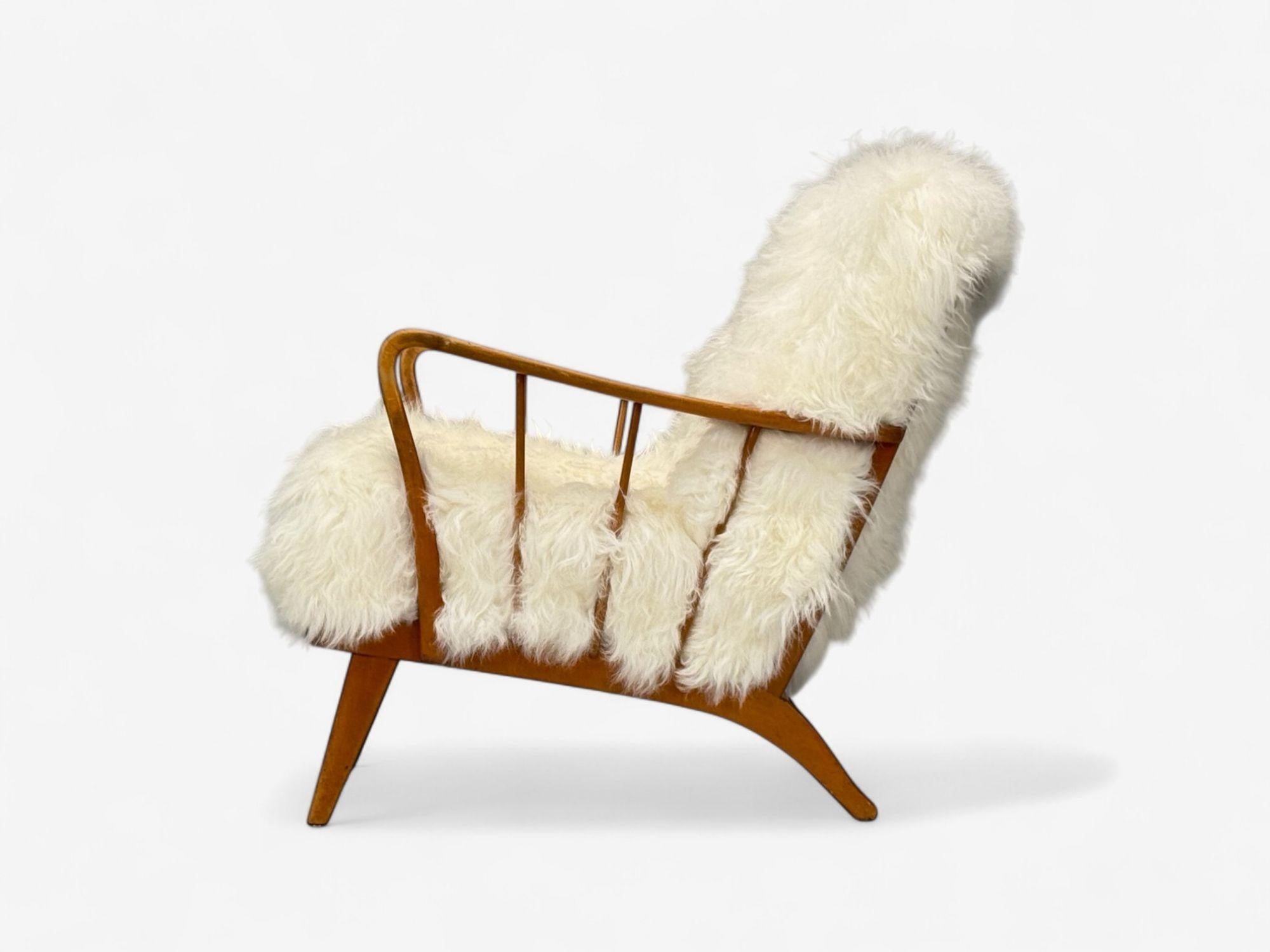 Dänische Moderne, Buche, Mongolenfell, Loungesessel, Dänemark, 1950er Jahre (Pelz) im Angebot