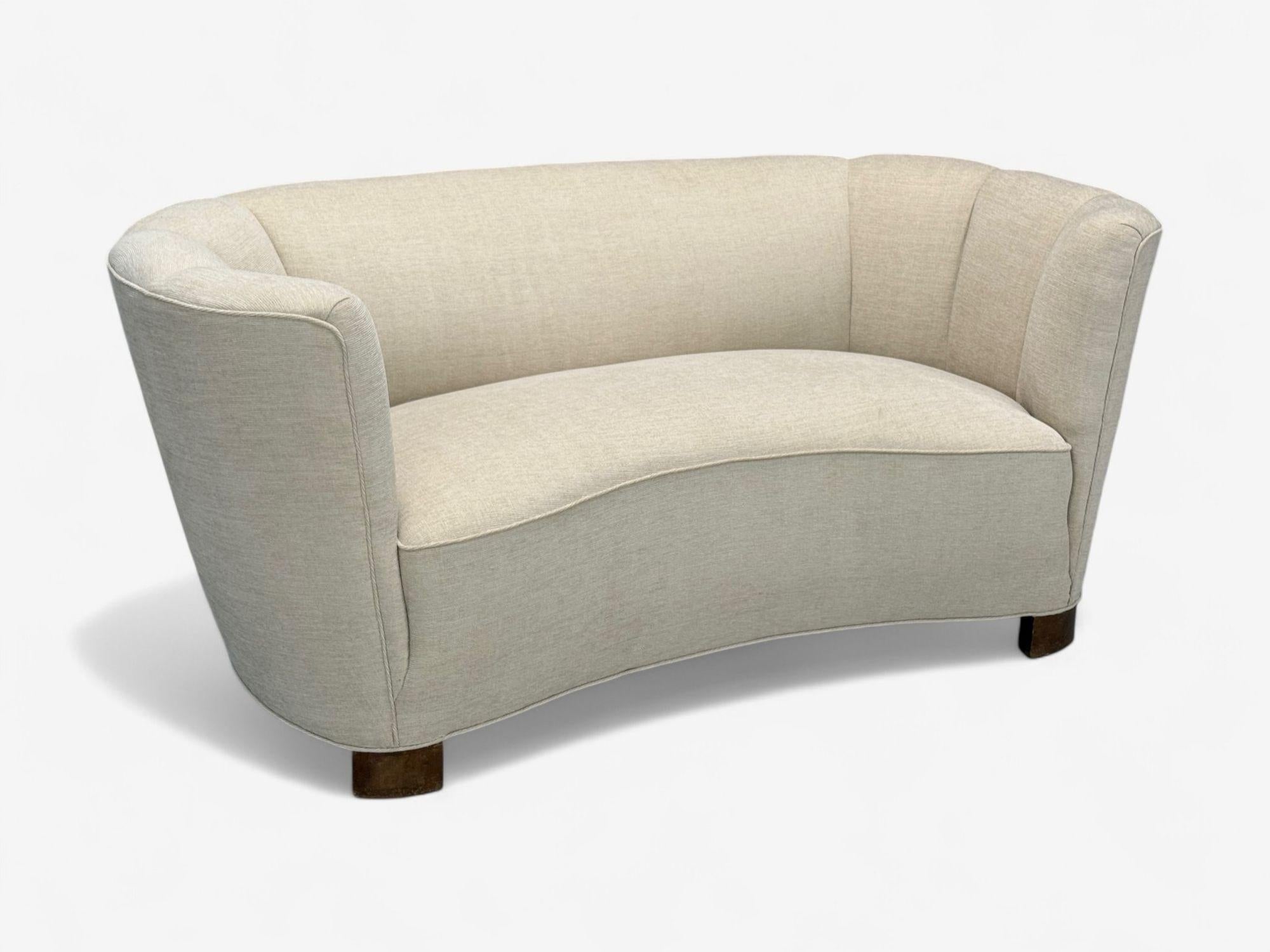 Divano danese del Mid-Century Modern, tessuto beige, Oak, Banana, Danimarca, anni '40

Divano a banana di un ebanista danese progettato e prodotto in Danimarca negli anni '40 circa. Questo esemplare ha una tomaia imbottita di recente in un