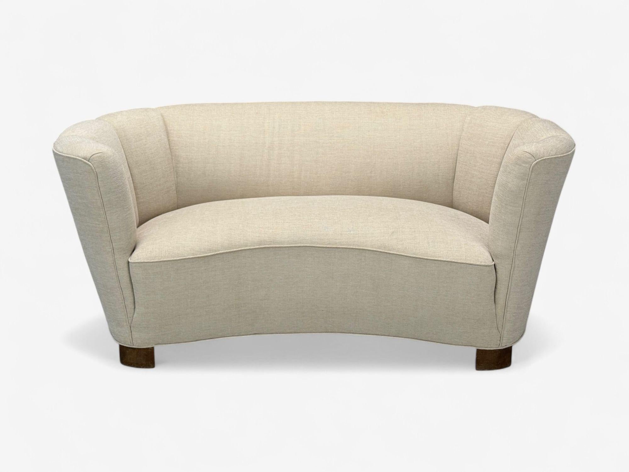 Mid-Century moderno Divano moderno danese, tessuto beige, Oak, Banana, Danimarca, anni '40 in vendita