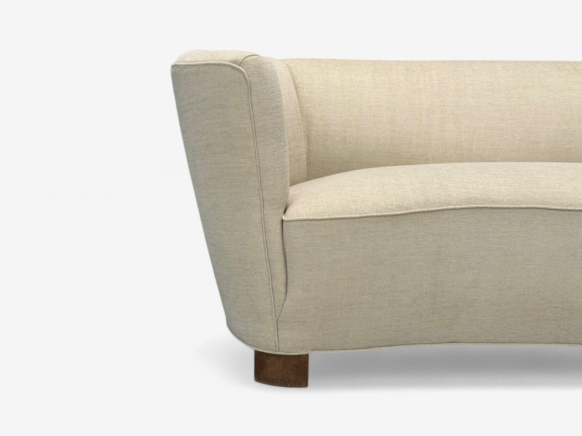 Divano moderno danese, tessuto beige, Oak, Banana, Danimarca, anni '40 In condizioni buone in vendita a Manhasset, NY