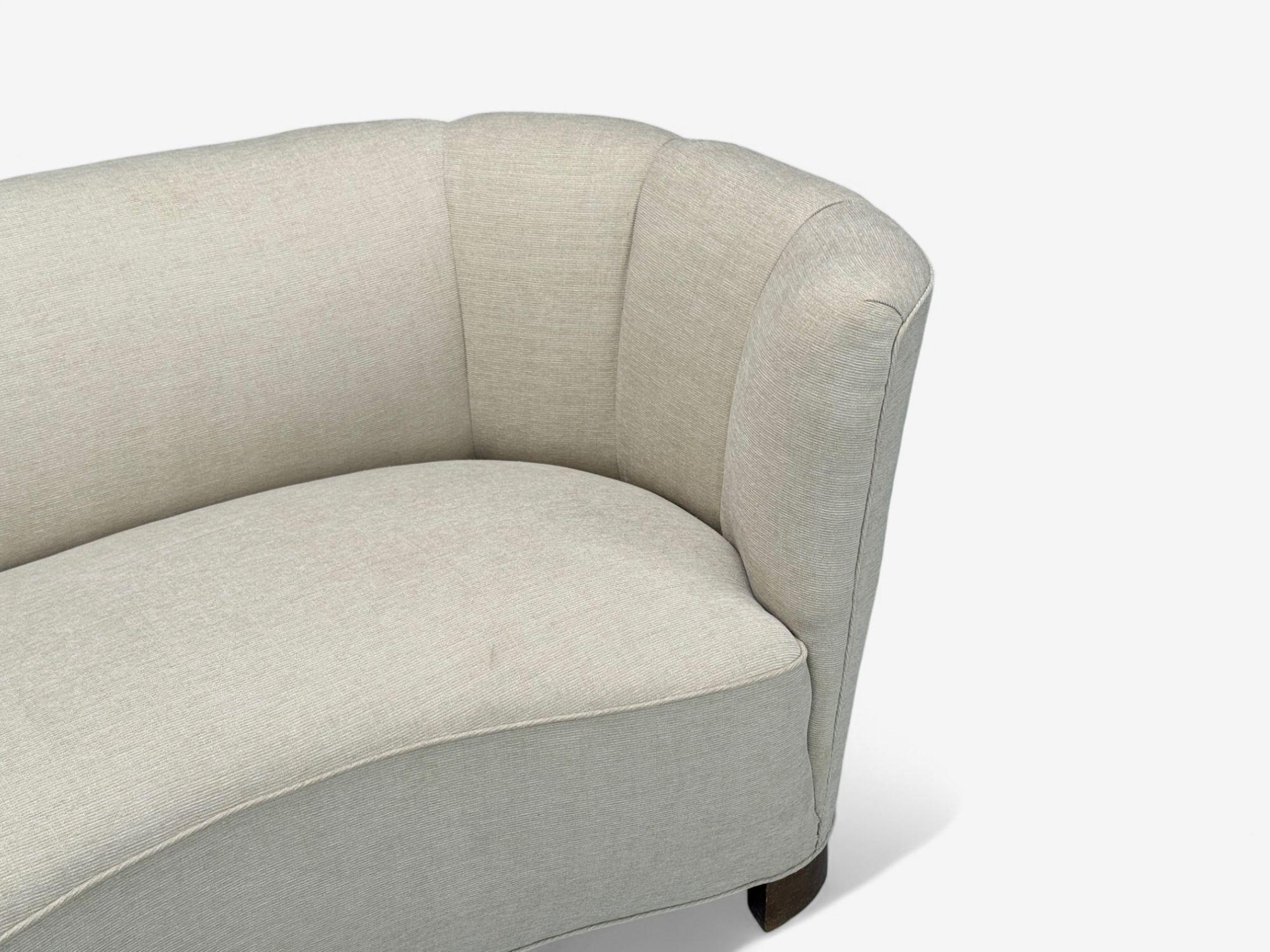 Metà XX secolo Divano moderno danese, tessuto beige, Oak, Banana, Danimarca, anni '40 in vendita