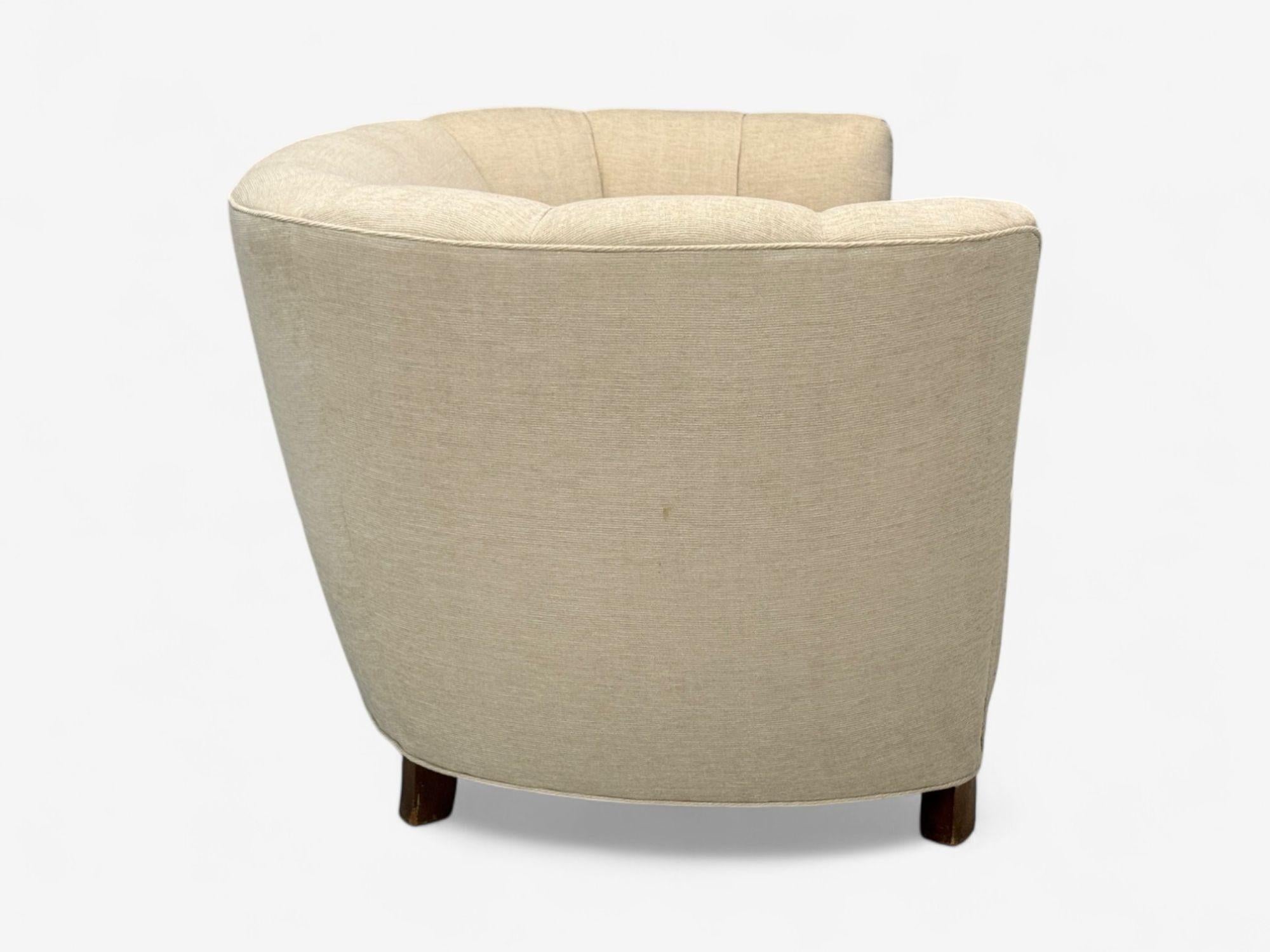 Tessuto Divano moderno danese, tessuto beige, Oak, Banana, Danimarca, anni '40 in vendita