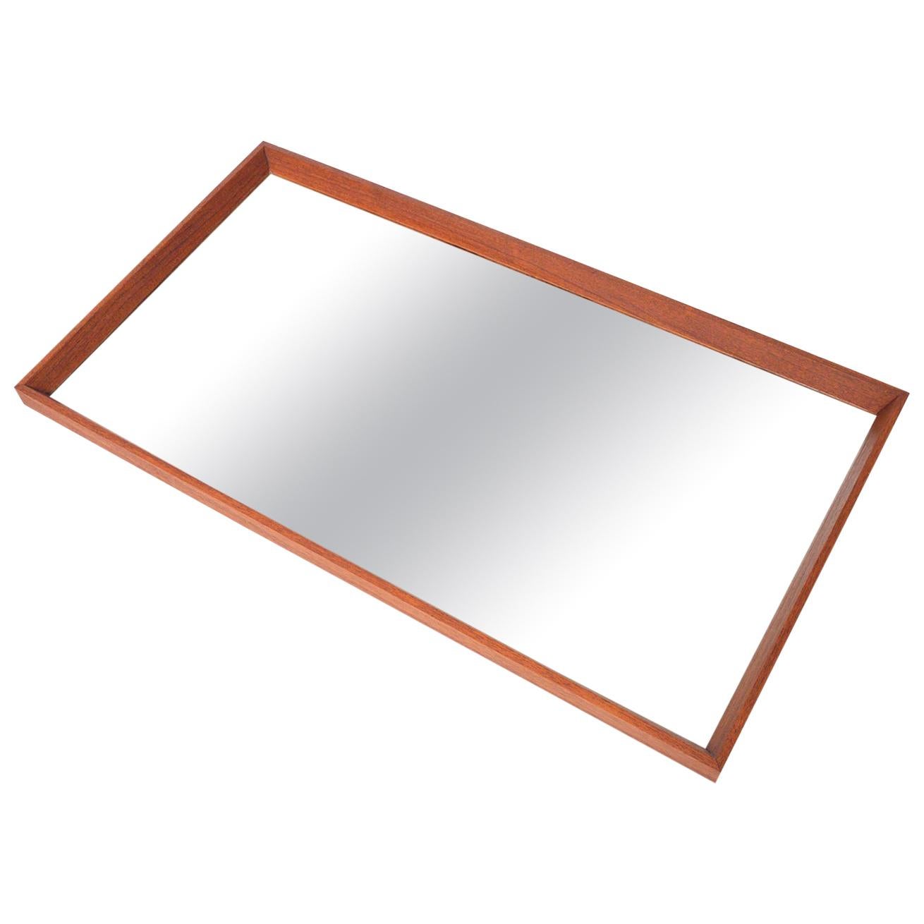 Specchio da parete danese moderno con bordo smussato in teak in vendita